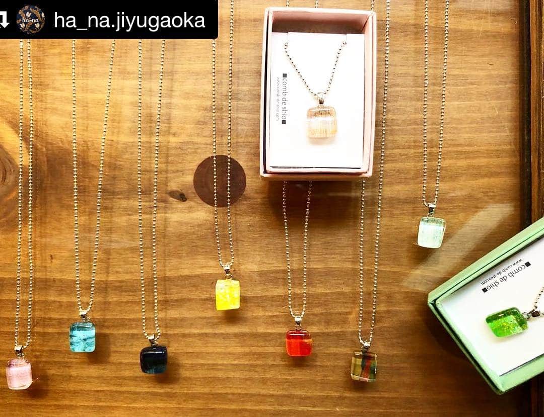 comb de shioさんのインスタグラム写真 - (comb de shioInstagram)「@ha_na.jiyugaoka さんでも、伊勢志摩シリーズ好評だそうです♪ 東京のみなさま、ぜひお出かけくださいませ🕺✨🌸 ・ (以下、hana 自由が丘さんの投稿リポストさせて頂きます♪） こんにちは。 桜満開ですね東京🌸 なんだかソワソワする季節。 自由が丘ha-naウィンドウではcomb de shioさんのガラスアクセサリー、好評販売中です。 小さなアクセサリーですが、色とりどりにキラキラ光る様子は春そのもののようで、皆さんひとつひとつじっくりとご覧になられています。 是非お気に入りの一点を見つけてください！ 期間は9日まで！ ・ #自由が丘 #自由が丘雑貨屋 #ガラスアクセサリー #プチペンダント #ガラスピアス #コムデシオ #combdeshio #春コーデ #伊勢志摩 #ガラスピアス #春コーデ #おしゃれさんと繋がりたい #jiyugaoka #tokyo #jewelry #glassjewelry #fashion」4月2日 20時30分 - comb_de_shio