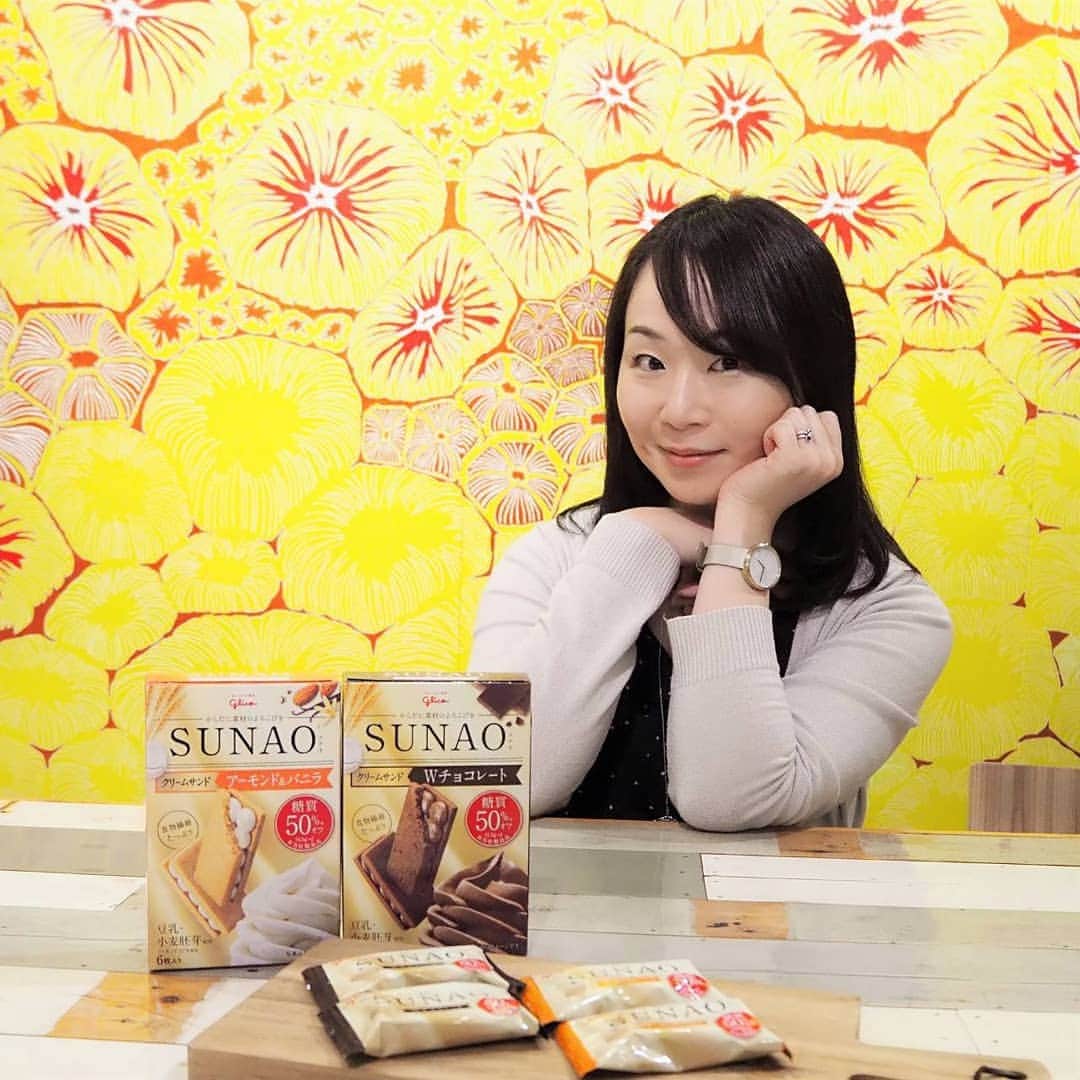 Kuboi Ayumiさんのインスタグラム写真 - (Kuboi AyumiInstagram)「我が家には常備されているSUNAO （スナオ）のソフトクリームやビスケット。  糖質50％オフだったり、食物繊維がしっかりとれるおいしいおやつです。  娘も大好きなので、家族で楽しんでいます。  約1年前に参加した新商品開発に向けたワークショップ。  いろんな意見を出し合ったりしていたのが懐かしいです。  そして、先日、新商品の発表がありました。  ご紹介いただいたのは、SUNAO クリームサンドのアーモンド＆バニラとＷチョコレート。  4月に新発売の商品をひと足お先に試食させていただき、みんなで新商品についてのキャッチコピーを考えたり、ストーリーズを実際に作ってワークショップをしたりしてきました。  新商品のクリームサンドは、クリームがたっぷりで食べ応えがあっておいしかったです。 糖質50％オフとは思えない満足感を味わえます。 ホームパーティーにもぴったりなので自宅でも娘たちやお友達と楽しみたいな。  ダイエットをしていたり、身体のことを考えて甘いものを控えている人もいるかと思いますが、ＳＵＮＡＯのスイーツならギルトフリーなので、おすすめですよ。  #Glico_PR #SUNAO #SUNAOしよ！ #ギルトフリー #ロカボ #低糖質 #ロカボ生活 #糖質制限 #糖質制限ダイエット#スイーツ女子 #女の子ママ #おうちごはん #スイーツ #おやつ」4月2日 20時30分 - himekagami
