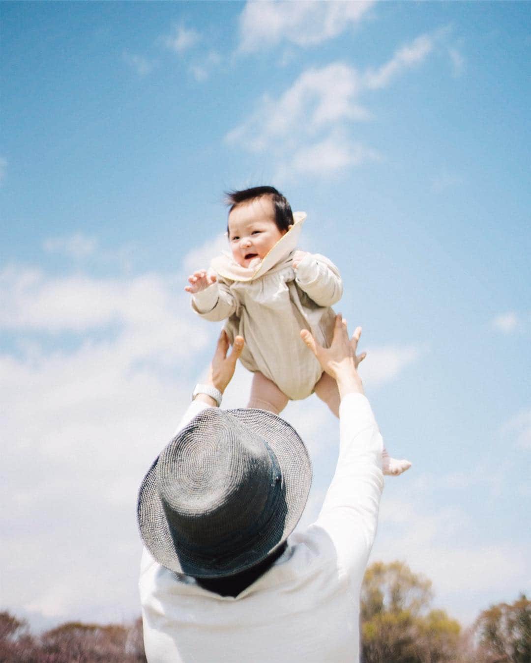 GENTAのインスタグラム：「Spread your wings and fly away🐥 ㅤ いろいろな写真のスタイルがあるけど、結局自分が撮りたい写真ってこういうのだよなって、しみじみ思った写真☺︎ ゆういちろうパパ素敵です。 ㅤ My original Lightroom presets were released at @curbonjp . Please check the URL on my profile for detail. ㅤ 僕のオリジナルLightroomプリセットが @curbonjp から発売されました。配信されているプリセットは僕が実際に写真編集で利用しているものです。プリセットの詳細はプロフィールのURLからご確認ください。 ㅤ」
