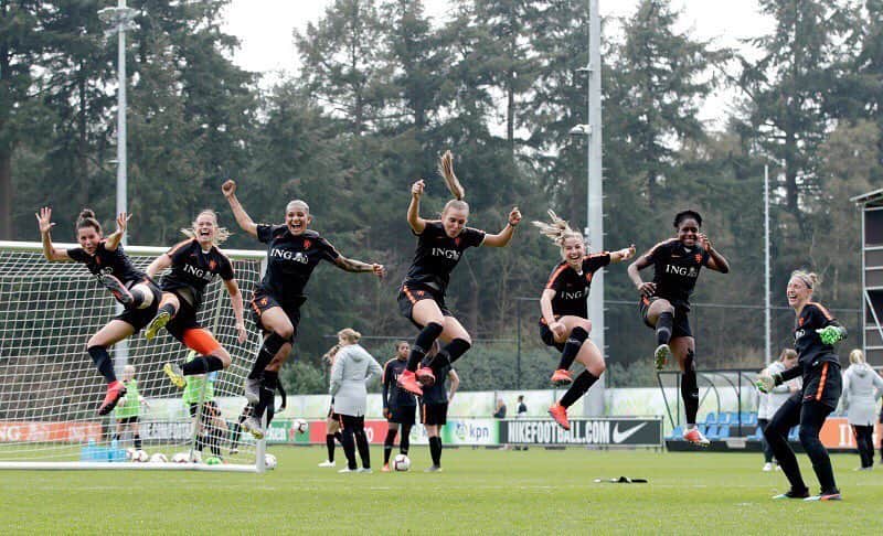 ジャッキー・グローネンのインスタグラム：「Winnen is springen 🧡 @oranjeleeuwinnen」