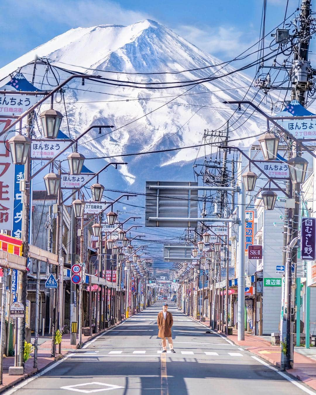 樂さんのインスタグラム写真 - (樂Instagram)「富士吉田。富士山大道🗻#Fuji #Japan 在富士山苦等了兩天，最後終於拍到這次最重要的照片，街道壓縮感配上🗻真的只有美可以形容💙💙💙 #導航saruya民宿就可拍到 #看到富士山的頭其實需要一定的幸運度⋯」4月2日 20時31分 - ygt1016