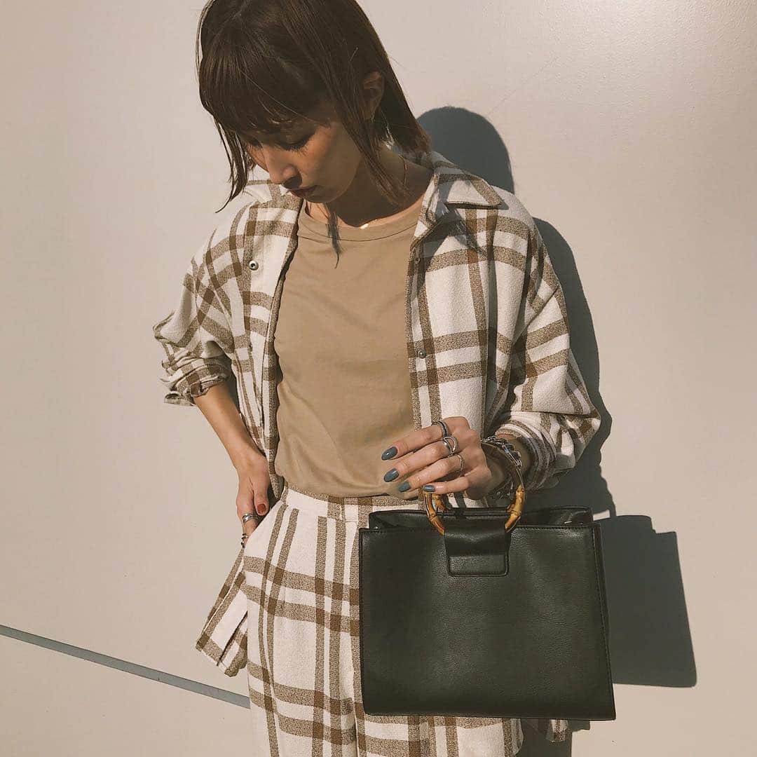 maai0528さんのインスタグラム写真 - (maai0528Instagram)「〻 SET UP🐻 ずーっと色迷って やっぱりブラウンにした。 ． このシャツとボトム スラブ生地だから 今から暑くなる時期でも 全然使えちゃうよ☺︎ ． あ〜 ホントこの組み合わせ好き♡ ． ． #fashion  #MOUSSY #MOUSSYSNAP」4月2日 20時31分 - maai0528