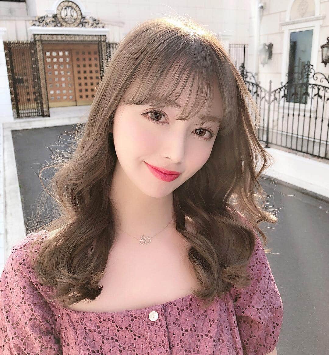 小川ももえさんのインスタグラム写真 - (小川ももえInstagram)「この前ローネスでヘアメンテナンス✨✨の画像です(ᵔᴥᵔ) . 前髪ぱっつんに❣️ カラーもグレーを入れたよ(*^^*) めっちゃいい色🌸 @shun_0824 ありがとう〜😊❗️ . お洋服は @deicy_official よん！ . #美容室loness#loness#表参道#omotesando#青山#aoyama#シースルーバング#美容室#ヘアサロン뷰티스타그램#美容#美容メンテナンス#ヘアメンテナンス#ヘアカラー #シアーベージュ#トリートメント#セミロング#巻き髪#春カラー#春ヘア#deicy#韓国風#韓国ヘア」4月2日 20時32分 - momoe_0406