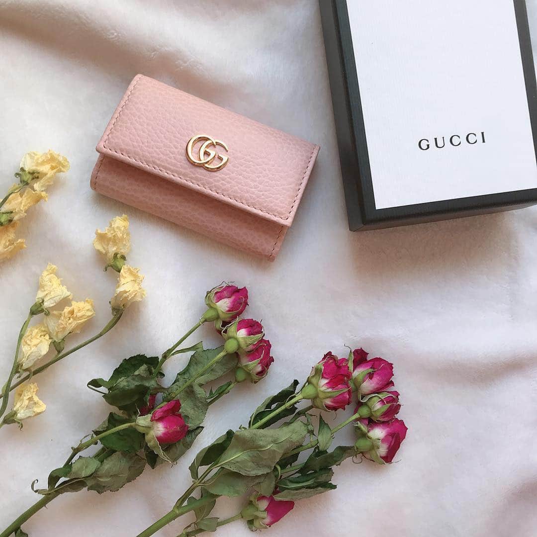 のインスタグラム：「♡♡ . . GUCCIのキーケース🗝💓 . . 上品なピンク色がなんとも可愛い😌❤️ . . 大切に使おっと🙊💕 . . #GUCCI #グッチ #キーケース #可愛い  #pink #ピンク #ドライフラワー #flower #お花 #rose #薔薇 #mai___item #プレゼント #present #keycase #置き画」