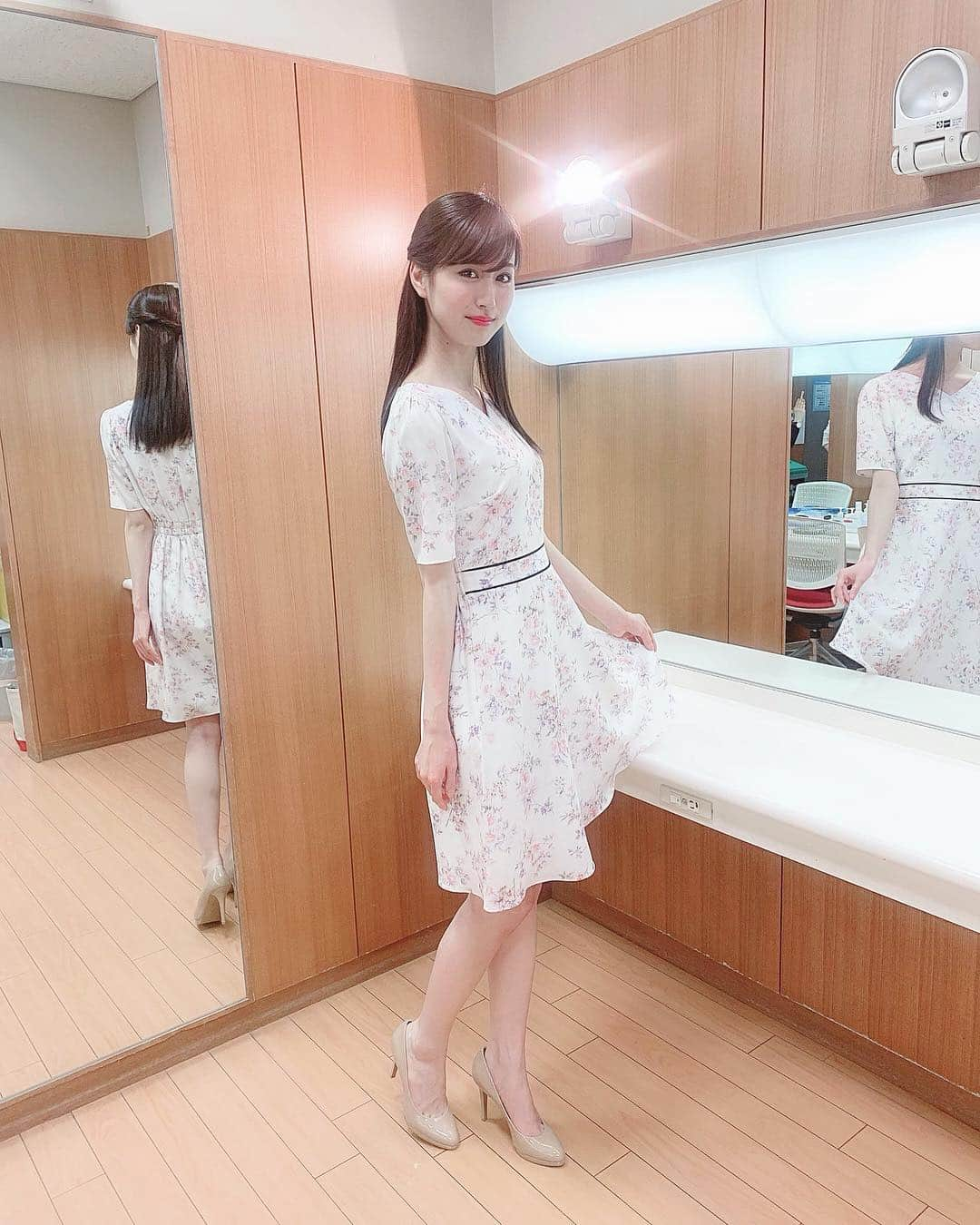 阿部菜渚美さんのインスタグラム写真 - (阿部菜渚美Instagram)「☺︎ 昨日はお初！ビジクリ放送でした☺️🌸 ひゃ〜(°_°)いきなり緊張した笑(°_°) こりゃメンタル鍛えられそうだ🤔🌪 でもスタッフさんみんな優しくて ほんわかした現場でとてもありがた環境です！ あと提供では新体操をやったよ💃🏻久々~ これからまた頑張ります☺︎ 衣装は#tocco さん♡ #tbs #ビジネスクリック #ビジクリ #ワンピース #桜」4月2日 20時33分 - nanami_abe73