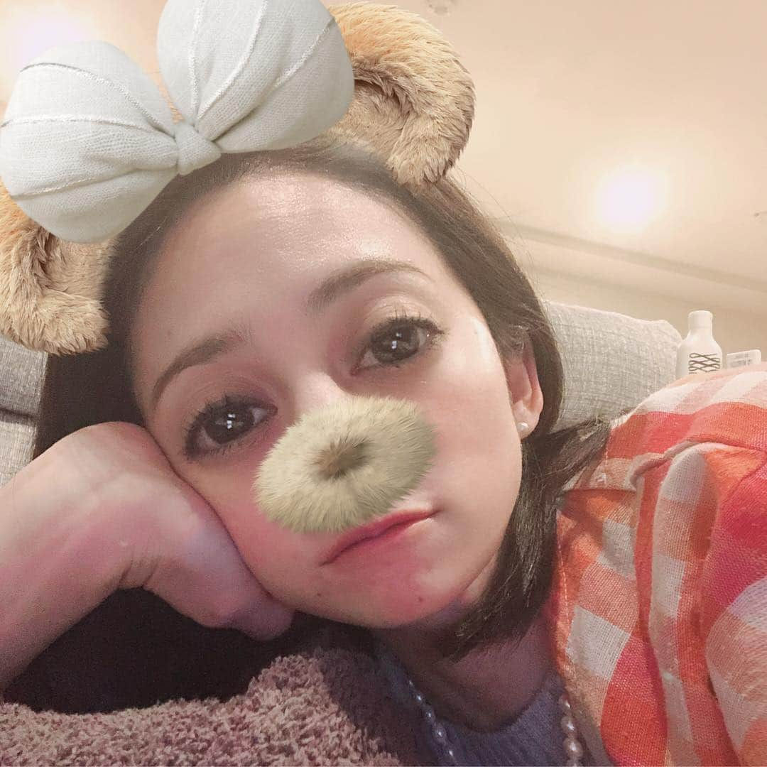 英玲奈さんのインスタグラム写真 - (英玲奈Instagram)「今日は朝から新番組の収録でした。 朝ご飯作って夫を送り出し、猛スピードで自分の支度をして仕事に向かったので、なんやかや散らかっていてw さっき帰宅して片付けながら夕飯の支度中。 ちょっとソファに座ったら今にも寝そうw 毎日家事やってフルタイムで働いている皆様大尊敬です。 今日は簡単な夕飯にしちゃおー。 #久しぶりのスタジオ長丁場 #くたくたのくた #楽しい収録でした #風邪気味なのに今日も寒かったわぁ #夕飯は簡単に」4月2日 20時34分 - erena_erenyan