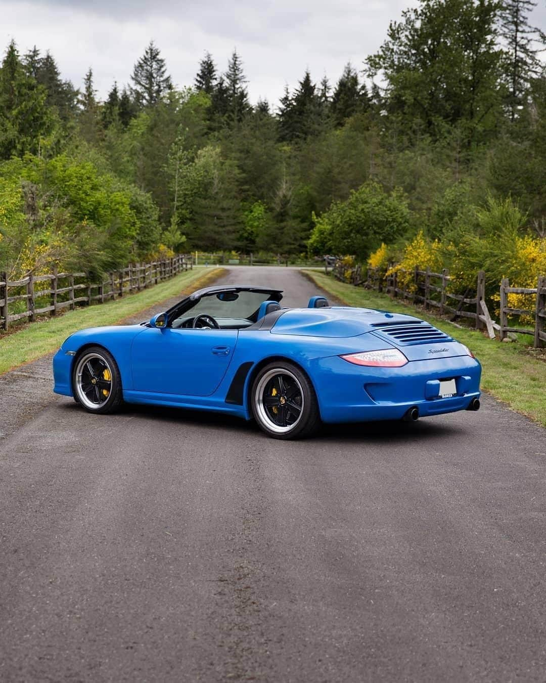 Porscheさんのインスタグラム写真 - (PorscheInstagram)「This came out of the blue. A legendary Porsche 997 Speedster. #PorscheMoment #TimelessMachine #Porsche911 #Porsche #997 #Speedster (📸: @mikemaez)」4月2日 20時44分 - porsche