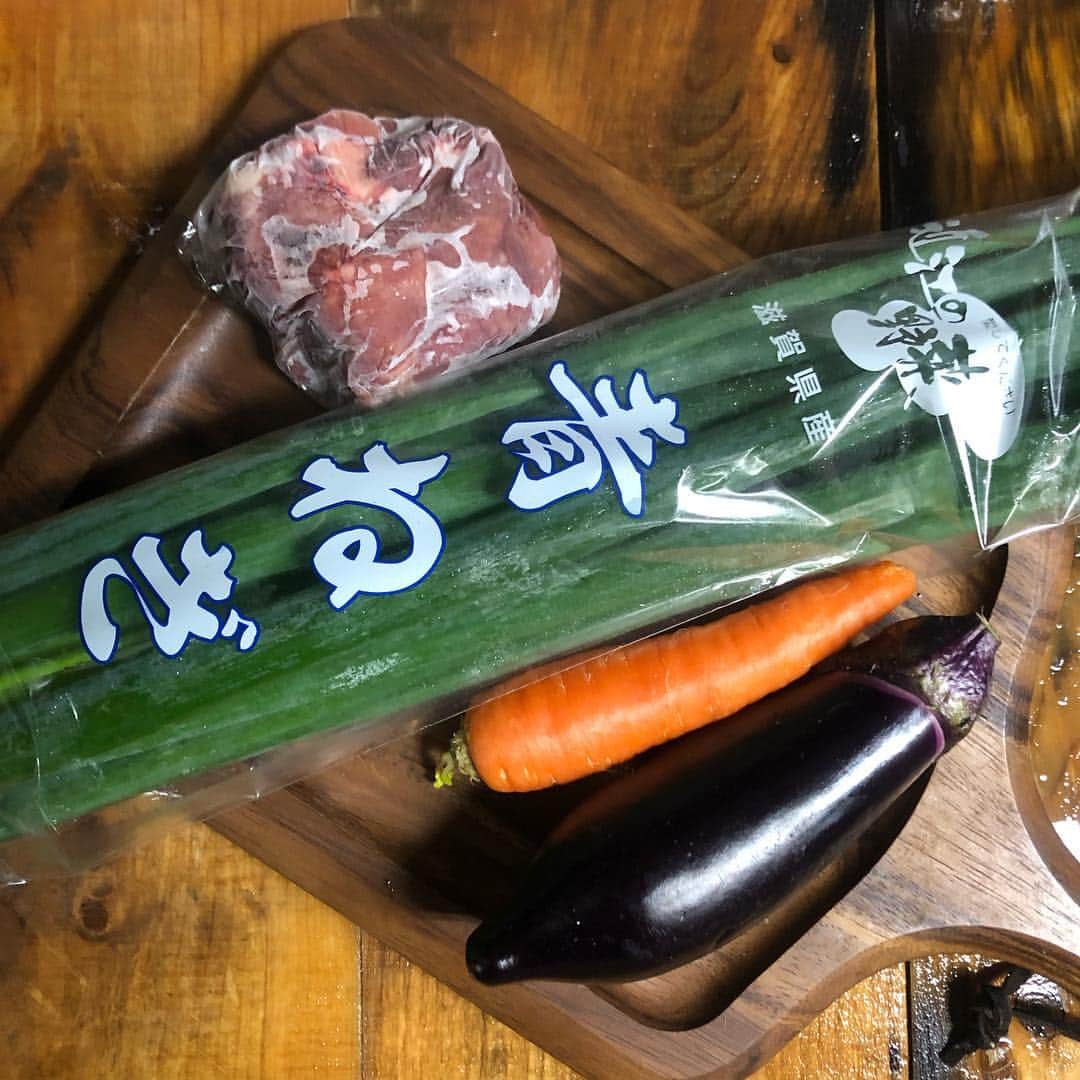 直樹 加藤さんのインスタグラム写真 - (直樹 加藤Instagram)「.. 青ネギ1袋が68円だったので、迷わず購入。 . 業務スーパー西院店、流行ってるだけの事はあるなぁ。 . お肉は、1kgで438円という、何とも説得力のある価格だった鶏肝を80gばかり。これも、業スーです。 . 野菜類は、いつものように50度洗いをしてから、火の通りの早い遅いで分けて、グレープシードオイルでオイルコーティングします。 . 青ネギは、根っこの太い部分と、先の方の青い部分を分けて、時間差で調理します。 . レバーは、別のテフロンのフライパンで意識的に表面を焦がして香ばしさの演出をして、火の通りの遅いグループと一緒にしておきます。 . いつものように合わせ調味料「旨味出汁」を作り、蓋をして、強火で沸騰させます。 . 今回の野菜類の主役は、緑の主張全開な青ネギです。ここまでの緑の主張を和らげるには、カレーパウダーを最大量加える事にします。 . 最大量と言っても、小さじ半分ですけどね。 . 多めのカレーパウダーと黒酢、有機ソルトレススパイス、タバスコハラペーニョソースの合わせ技で、青ネギのエグさを野菜の旨味に昇華(←大げさ)させて、美味しく食べられました。 . 合わせたワインは、抜いて10日目の南仏の赤です。 . 3日目を境にスパイシーなニュアンスが爆発して以降、大きく味わいがブレる事なく次第に渋が丸みを帯びてきています。 . ネギの甘さを含んだ青っぽいニュアンスと、鶏レバーの苦味が出会うと、それぞれの味わいの境界線がボヤけてきて、なにやら別の美味しさが感じられます。 . ここにスパイシーな南仏の赤が絡むと、なかなかのマリアッヂなのです。 . 昔は、ネギのヌルっとした食感、大嫌いでしたなぁ。 . 今じゃダイスキですけどね。でも、それなりに青っぽさを否す味付けと調理法でないと、イヤかも知れません。 . 鶏レバーとネギの旨味出汁炒め、なかなかイケました。 . どなたか、料理自慢の方、作ってみません？ . 皿の中にある全ての野菜がアルデンテになってます。柔らかな葉っぱも硬い芯も瑞々しい食感の料理です。 . 今日のだと、ネギの根っこに近い所と先っぽ、人参、茄子、全てがアルデンテ。時間差調理法でちょっとヤヤコシイですが、最適な火の通り具合が実現できてます。 . 是非。 .. #西七条お家ごはん #西七条ワイン好き #西七料理好き #ワイン #デイリーワイン #ワインと共に #ワインと合う#料理 #男の料理 #お家ごはん  #ワイン好き #ワイン好きな人と繋がりたい #pin #ダイエット料理 #太らない食事 #七条御前 #西七条 #七条御前 #西七条 #梅小路 #七条七本松 #御前 #デイリーワイン #安うまワイン #試飲販売 #試飲 #試飲できます」4月2日 20時36分 - daimonjiyakatonaoki