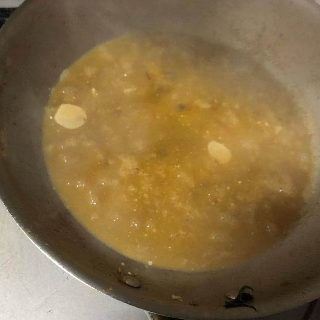 直樹 加藤さんのインスタグラム写真 - (直樹 加藤Instagram)「.. 青ネギ1袋が68円だったので、迷わず購入。 . 業務スーパー西院店、流行ってるだけの事はあるなぁ。 . お肉は、1kgで438円という、何とも説得力のある価格だった鶏肝を80gばかり。これも、業スーです。 . 野菜類は、いつものように50度洗いをしてから、火の通りの早い遅いで分けて、グレープシードオイルでオイルコーティングします。 . 青ネギは、根っこの太い部分と、先の方の青い部分を分けて、時間差で調理します。 . レバーは、別のテフロンのフライパンで意識的に表面を焦がして香ばしさの演出をして、火の通りの遅いグループと一緒にしておきます。 . いつものように合わせ調味料「旨味出汁」を作り、蓋をして、強火で沸騰させます。 . 今回の野菜類の主役は、緑の主張全開な青ネギです。ここまでの緑の主張を和らげるには、カレーパウダーを最大量加える事にします。 . 最大量と言っても、小さじ半分ですけどね。 . 多めのカレーパウダーと黒酢、有機ソルトレススパイス、タバスコハラペーニョソースの合わせ技で、青ネギのエグさを野菜の旨味に昇華(←大げさ)させて、美味しく食べられました。 . 合わせたワインは、抜いて10日目の南仏の赤です。 . 3日目を境にスパイシーなニュアンスが爆発して以降、大きく味わいがブレる事なく次第に渋が丸みを帯びてきています。 . ネギの甘さを含んだ青っぽいニュアンスと、鶏レバーの苦味が出会うと、それぞれの味わいの境界線がボヤけてきて、なにやら別の美味しさが感じられます。 . ここにスパイシーな南仏の赤が絡むと、なかなかのマリアッヂなのです。 . 昔は、ネギのヌルっとした食感、大嫌いでしたなぁ。 . 今じゃダイスキですけどね。でも、それなりに青っぽさを否す味付けと調理法でないと、イヤかも知れません。 . 鶏レバーとネギの旨味出汁炒め、なかなかイケました。 . どなたか、料理自慢の方、作ってみません？ . 皿の中にある全ての野菜がアルデンテになってます。柔らかな葉っぱも硬い芯も瑞々しい食感の料理です。 . 今日のだと、ネギの根っこに近い所と先っぽ、人参、茄子、全てがアルデンテ。時間差調理法でちょっとヤヤコシイですが、最適な火の通り具合が実現できてます。 . 是非。 .. #西七条お家ごはん #西七条ワイン好き #西七料理好き #ワイン #デイリーワイン #ワインと共に #ワインと合う#料理 #男の料理 #お家ごはん  #ワイン好き #ワイン好きな人と繋がりたい #pin #ダイエット料理 #太らない食事 #七条御前 #西七条 #七条御前 #西七条 #梅小路 #七条七本松 #御前 #デイリーワイン #安うまワイン #試飲販売 #試飲 #試飲できます」4月2日 20時36分 - daimonjiyakatonaoki