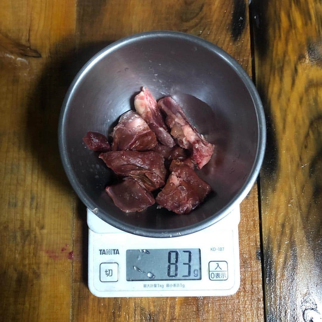 直樹 加藤さんのインスタグラム写真 - (直樹 加藤Instagram)「.. 青ネギ1袋が68円だったので、迷わず購入。 . 業務スーパー西院店、流行ってるだけの事はあるなぁ。 . お肉は、1kgで438円という、何とも説得力のある価格だった鶏肝を80gばかり。これも、業スーです。 . 野菜類は、いつものように50度洗いをしてから、火の通りの早い遅いで分けて、グレープシードオイルでオイルコーティングします。 . 青ネギは、根っこの太い部分と、先の方の青い部分を分けて、時間差で調理します。 . レバーは、別のテフロンのフライパンで意識的に表面を焦がして香ばしさの演出をして、火の通りの遅いグループと一緒にしておきます。 . いつものように合わせ調味料「旨味出汁」を作り、蓋をして、強火で沸騰させます。 . 今回の野菜類の主役は、緑の主張全開な青ネギです。ここまでの緑の主張を和らげるには、カレーパウダーを最大量加える事にします。 . 最大量と言っても、小さじ半分ですけどね。 . 多めのカレーパウダーと黒酢、有機ソルトレススパイス、タバスコハラペーニョソースの合わせ技で、青ネギのエグさを野菜の旨味に昇華(←大げさ)させて、美味しく食べられました。 . 合わせたワインは、抜いて10日目の南仏の赤です。 . 3日目を境にスパイシーなニュアンスが爆発して以降、大きく味わいがブレる事なく次第に渋が丸みを帯びてきています。 . ネギの甘さを含んだ青っぽいニュアンスと、鶏レバーの苦味が出会うと、それぞれの味わいの境界線がボヤけてきて、なにやら別の美味しさが感じられます。 . ここにスパイシーな南仏の赤が絡むと、なかなかのマリアッヂなのです。 . 昔は、ネギのヌルっとした食感、大嫌いでしたなぁ。 . 今じゃダイスキですけどね。でも、それなりに青っぽさを否す味付けと調理法でないと、イヤかも知れません。 . 鶏レバーとネギの旨味出汁炒め、なかなかイケました。 . どなたか、料理自慢の方、作ってみません？ . 皿の中にある全ての野菜がアルデンテになってます。柔らかな葉っぱも硬い芯も瑞々しい食感の料理です。 . 今日のだと、ネギの根っこに近い所と先っぽ、人参、茄子、全てがアルデンテ。時間差調理法でちょっとヤヤコシイですが、最適な火の通り具合が実現できてます。 . 是非。 .. #西七条お家ごはん #西七条ワイン好き #西七料理好き #ワイン #デイリーワイン #ワインと共に #ワインと合う#料理 #男の料理 #お家ごはん  #ワイン好き #ワイン好きな人と繋がりたい #pin #ダイエット料理 #太らない食事 #七条御前 #西七条 #七条御前 #西七条 #梅小路 #七条七本松 #御前 #デイリーワイン #安うまワイン #試飲販売 #試飲 #試飲できます」4月2日 20時36分 - daimonjiyakatonaoki