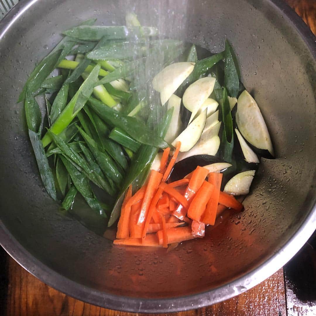 直樹 加藤さんのインスタグラム写真 - (直樹 加藤Instagram)「.. 青ネギ1袋が68円だったので、迷わず購入。 . 業務スーパー西院店、流行ってるだけの事はあるなぁ。 . お肉は、1kgで438円という、何とも説得力のある価格だった鶏肝を80gばかり。これも、業スーです。 . 野菜類は、いつものように50度洗いをしてから、火の通りの早い遅いで分けて、グレープシードオイルでオイルコーティングします。 . 青ネギは、根っこの太い部分と、先の方の青い部分を分けて、時間差で調理します。 . レバーは、別のテフロンのフライパンで意識的に表面を焦がして香ばしさの演出をして、火の通りの遅いグループと一緒にしておきます。 . いつものように合わせ調味料「旨味出汁」を作り、蓋をして、強火で沸騰させます。 . 今回の野菜類の主役は、緑の主張全開な青ネギです。ここまでの緑の主張を和らげるには、カレーパウダーを最大量加える事にします。 . 最大量と言っても、小さじ半分ですけどね。 . 多めのカレーパウダーと黒酢、有機ソルトレススパイス、タバスコハラペーニョソースの合わせ技で、青ネギのエグさを野菜の旨味に昇華(←大げさ)させて、美味しく食べられました。 . 合わせたワインは、抜いて10日目の南仏の赤です。 . 3日目を境にスパイシーなニュアンスが爆発して以降、大きく味わいがブレる事なく次第に渋が丸みを帯びてきています。 . ネギの甘さを含んだ青っぽいニュアンスと、鶏レバーの苦味が出会うと、それぞれの味わいの境界線がボヤけてきて、なにやら別の美味しさが感じられます。 . ここにスパイシーな南仏の赤が絡むと、なかなかのマリアッヂなのです。 . 昔は、ネギのヌルっとした食感、大嫌いでしたなぁ。 . 今じゃダイスキですけどね。でも、それなりに青っぽさを否す味付けと調理法でないと、イヤかも知れません。 . 鶏レバーとネギの旨味出汁炒め、なかなかイケました。 . どなたか、料理自慢の方、作ってみません？ . 皿の中にある全ての野菜がアルデンテになってます。柔らかな葉っぱも硬い芯も瑞々しい食感の料理です。 . 今日のだと、ネギの根っこに近い所と先っぽ、人参、茄子、全てがアルデンテ。時間差調理法でちょっとヤヤコシイですが、最適な火の通り具合が実現できてます。 . 是非。 .. #西七条お家ごはん #西七条ワイン好き #西七料理好き #ワイン #デイリーワイン #ワインと共に #ワインと合う#料理 #男の料理 #お家ごはん  #ワイン好き #ワイン好きな人と繋がりたい #pin #ダイエット料理 #太らない食事 #七条御前 #西七条 #七条御前 #西七条 #梅小路 #七条七本松 #御前 #デイリーワイン #安うまワイン #試飲販売 #試飲 #試飲できます」4月2日 20時36分 - daimonjiyakatonaoki