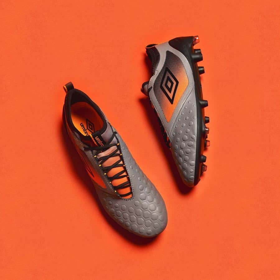UMBROさんのインスタグラム写真 - (UMBROInstagram)「Enhanced control and comfort to keep players going beyond 90 minutes. UX Accuro 2. Now available in Grey Flannel, Turmeric and Black . . . . #umbro #umbrofootball #football #footballcleats #cleats #cleatstagram #soccercleats #soccer #soccerboots #soccerbible #chuteiras」4月2日 20時37分 - umbro