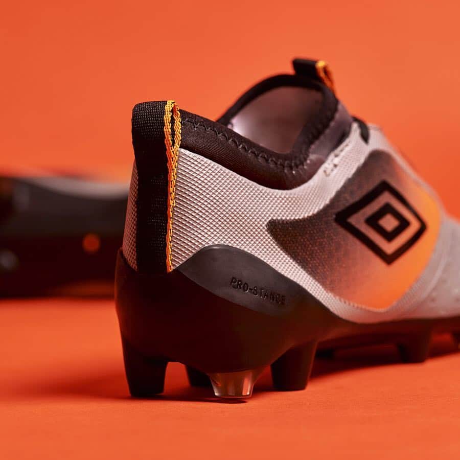 UMBROさんのインスタグラム写真 - (UMBROInstagram)「Enhanced control and comfort to keep players going beyond 90 minutes. UX Accuro 2. Now available in Grey Flannel, Turmeric and Black . . . . #umbro #umbrofootball #football #footballcleats #cleats #cleatstagram #soccercleats #soccer #soccerboots #soccerbible #chuteiras」4月2日 20時37分 - umbro