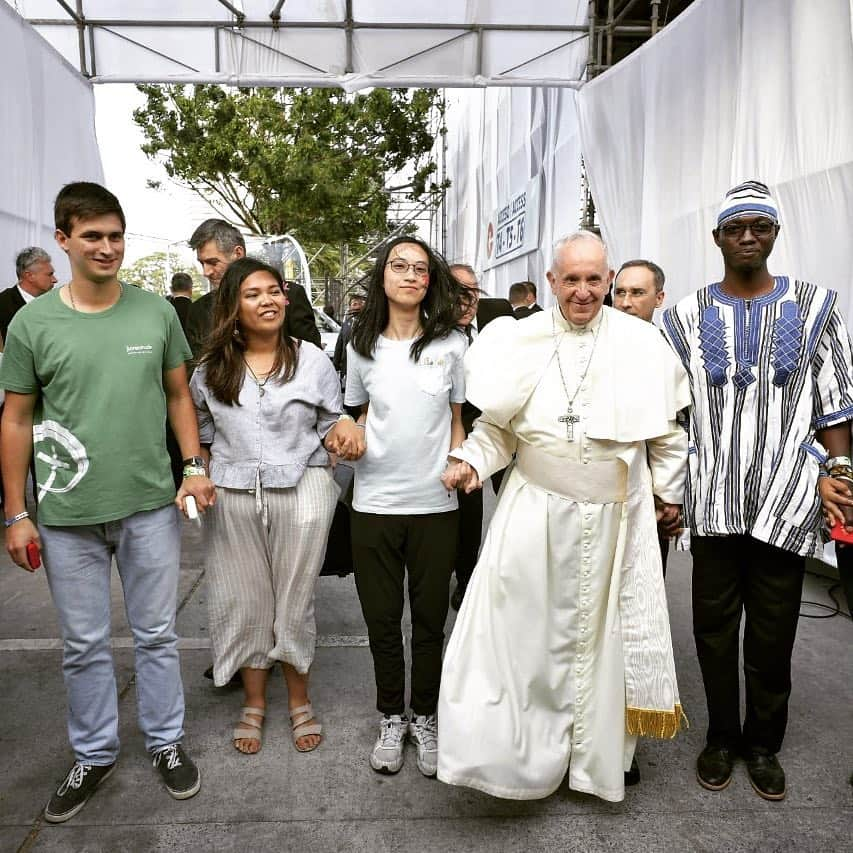 フランシスコ（ローマ教皇）さんのインスタグラム写真 - (フランシスコ（ローマ教皇）Instagram)「EN: Christ is alive! He is our hope, and in a wonderful way he brings youth to our world. #ChristusVivit  PT: Cristo vive: é Ele a nossa esperança e a mais bela juventude deste mundo! Tudo o que toca torna-se jovem, fica novo, enche-se de vida.  ES: Vive Cristo, esperanza nuestra, y Él es la más hermosa juventud de este mundo. Todo lo que Él toca se vuelve joven, se hace nuevo, se llena de vida.  IT: Cristo vive. Egli è la nostra speranza e la più bella giovinezza di questo mondo. Tutto ciò che Lui tocca diventa giovane, diventa nuovo, si riempie di vita.  FR: Il vit, le Christ, notre espérance et il est la plus belle jeunesse de ce monde. Tout ce qu’il touche devient jeune, devient nouveau, se remplit de vie.  DE: Christus lebt. Er ist unsere Hoffnung, und er ist die schönste Jugend dieser Welt. Alles, was er berührt, verjüngt sich, wird neu, füllt sich mit Leben. #ChristusVivit」4月2日 20時40分 - franciscus