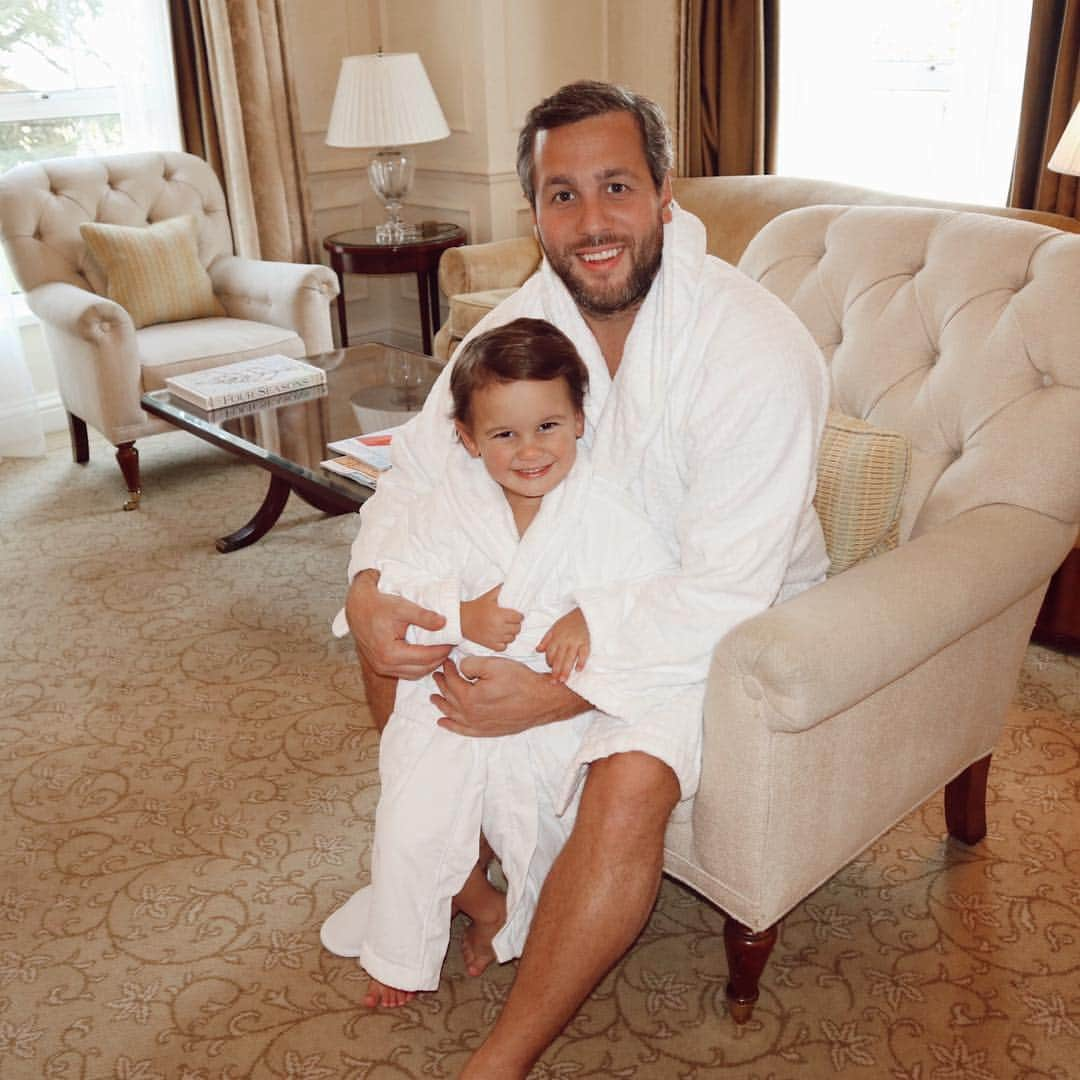 サム・フェアーズさんのインスタグラム写真 - (サム・フェアーズInstagram)「Family adventures 👨‍👩‍👧‍👦 ps can’t get over how cute the little robes are 😍」4月2日 20時41分 - samanthafaiers