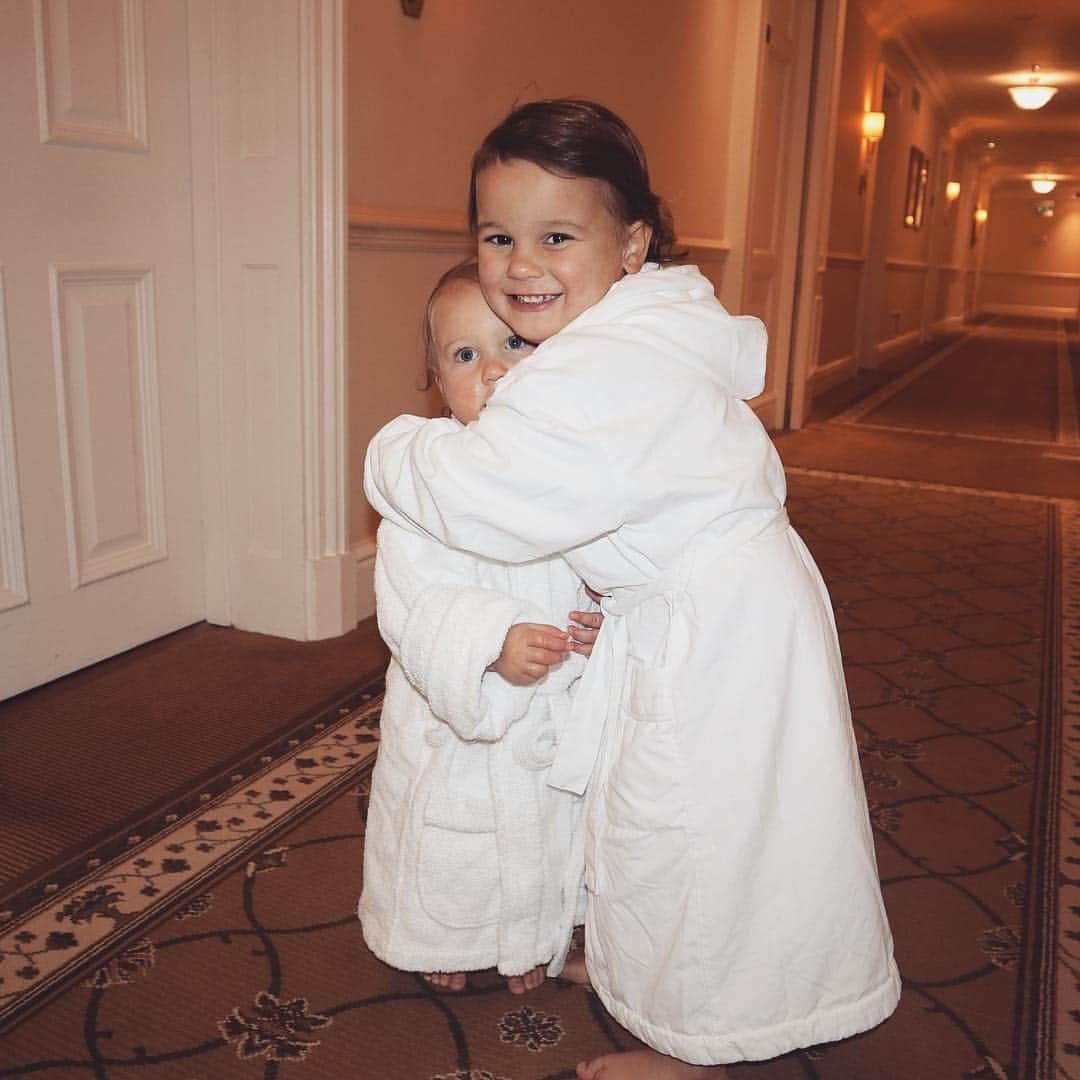 サム・フェアーズさんのインスタグラム写真 - (サム・フェアーズInstagram)「Family adventures 👨‍👩‍👧‍👦 ps can’t get over how cute the little robes are 😍」4月2日 20時41分 - samanthafaiers