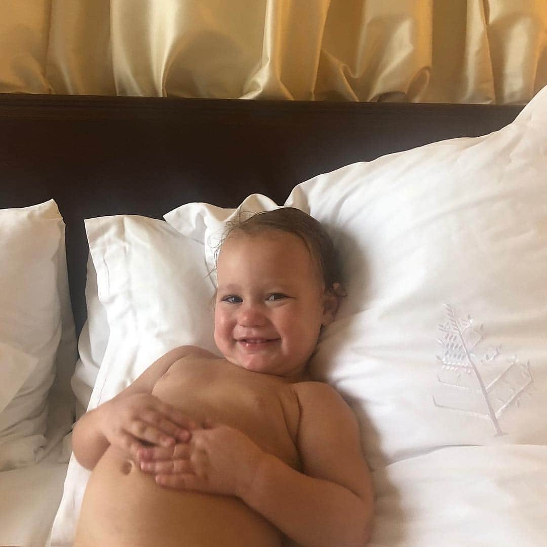 サム・フェアーズさんのインスタグラム写真 - (サム・フェアーズInstagram)「Family adventures 👨‍👩‍👧‍👦 ps can’t get over how cute the little robes are 😍」4月2日 20時41分 - samanthafaiers