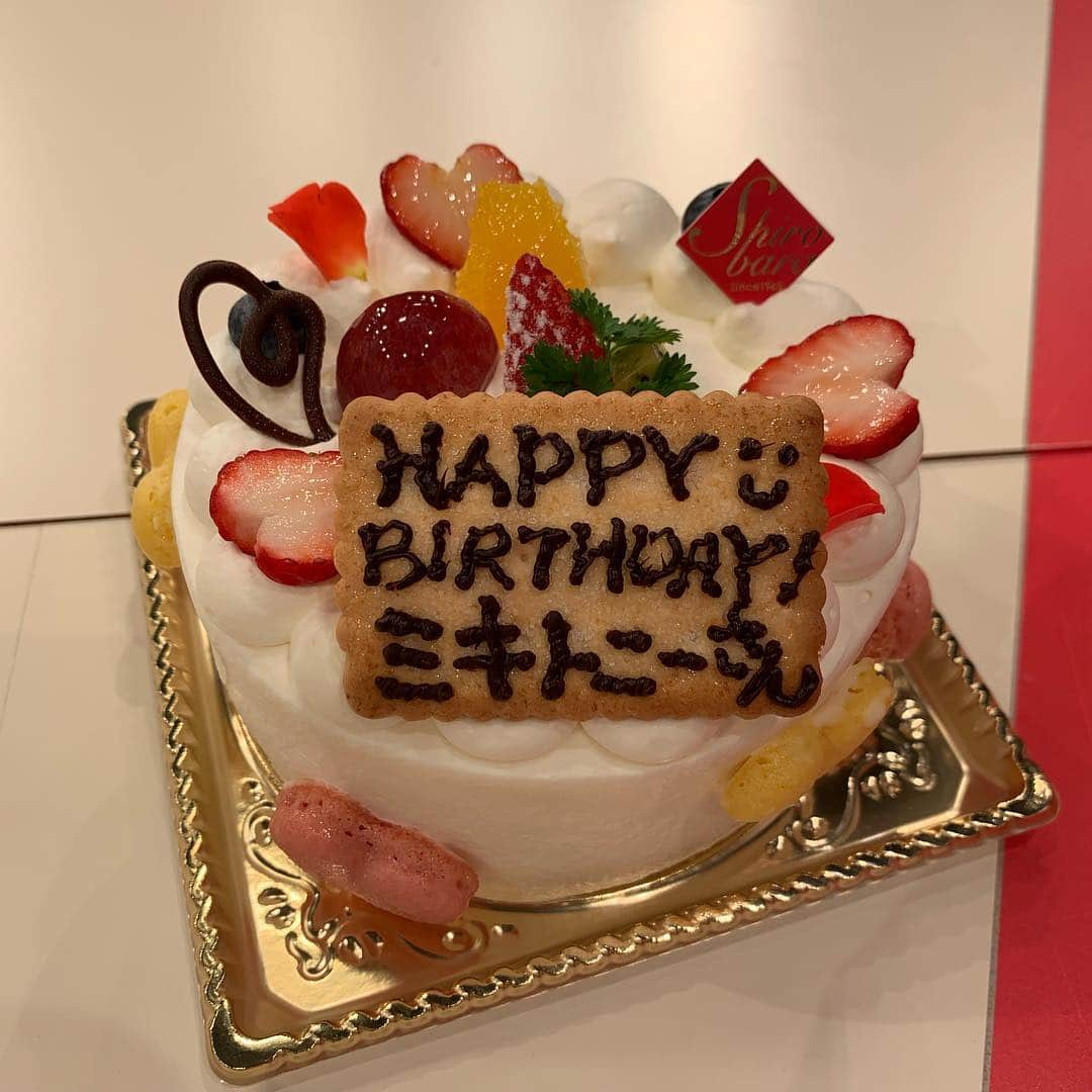 糸数美樹さんのインスタグラム写真 - (糸数美樹Instagram)「🎂😭🎂🥺🎂👏🎂♥️ たんたんたんじょーびー3月31日はみきとにーの誕生日でしたー！たーん♪ #たくさんの皆さんにお祝いしてもらいました #ありがとう #ケーキもちょー可愛い #やばし #しかもまさかのサプライズまで #みんなありがとう大好きしぬ #卒業お疲れ様&誕生日おめでとうTシャツまで作ってくれて #そら最後の写真ふーじーなるわな #もちろんビックリからの号泣からの酔っ払い笑 #本当に私は幸せモノです #ありがとうございました #34歳自分の幸せに正直に楽しむに真っ直ぐにまだまだ突っ走っていきますよー #またまたこれからもよろしくお願いします #みきとにー #誕生日 #早生まれ #昭和60年生まれだよ #来月から令和だけど令和のみきとにーもよろしくね #↑ごめんただ言いたかっただけ #なんにも変わらないはずだけど笑」4月2日 20時51分 - mikitney0331