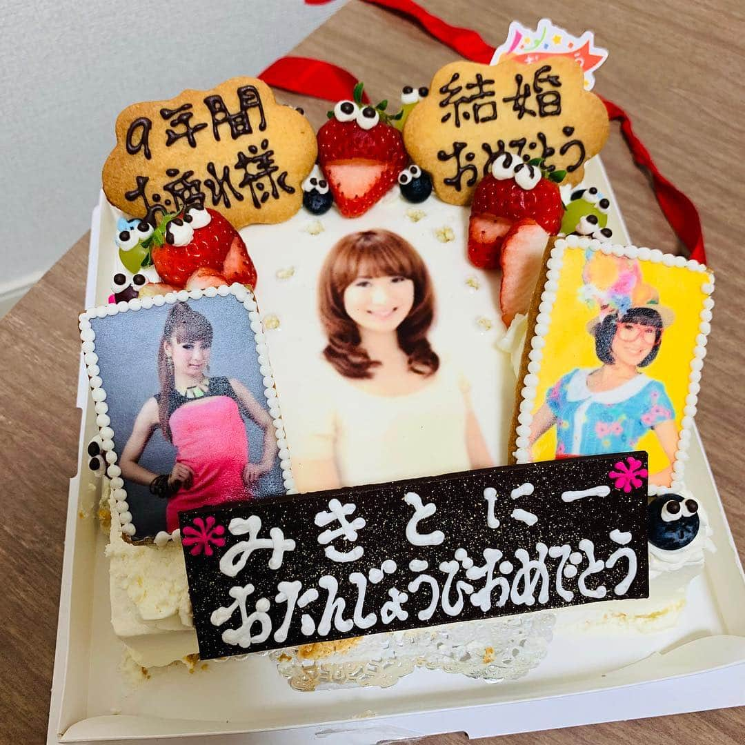 糸数美樹さんのインスタグラム写真 - (糸数美樹Instagram)「🎂😭🎂🥺🎂👏🎂♥️ たんたんたんじょーびー3月31日はみきとにーの誕生日でしたー！たーん♪ #たくさんの皆さんにお祝いしてもらいました #ありがとう #ケーキもちょー可愛い #やばし #しかもまさかのサプライズまで #みんなありがとう大好きしぬ #卒業お疲れ様&誕生日おめでとうTシャツまで作ってくれて #そら最後の写真ふーじーなるわな #もちろんビックリからの号泣からの酔っ払い笑 #本当に私は幸せモノです #ありがとうございました #34歳自分の幸せに正直に楽しむに真っ直ぐにまだまだ突っ走っていきますよー #またまたこれからもよろしくお願いします #みきとにー #誕生日 #早生まれ #昭和60年生まれだよ #来月から令和だけど令和のみきとにーもよろしくね #↑ごめんただ言いたかっただけ #なんにも変わらないはずだけど笑」4月2日 20時51分 - mikitney0331