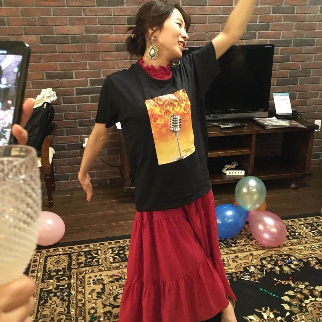 糸数美樹さんのインスタグラム写真 - (糸数美樹Instagram)「🎂😭🎂🥺🎂👏🎂♥️ たんたんたんじょーびー3月31日はみきとにーの誕生日でしたー！たーん♪ #たくさんの皆さんにお祝いしてもらいました #ありがとう #ケーキもちょー可愛い #やばし #しかもまさかのサプライズまで #みんなありがとう大好きしぬ #卒業お疲れ様&誕生日おめでとうTシャツまで作ってくれて #そら最後の写真ふーじーなるわな #もちろんビックリからの号泣からの酔っ払い笑 #本当に私は幸せモノです #ありがとうございました #34歳自分の幸せに正直に楽しむに真っ直ぐにまだまだ突っ走っていきますよー #またまたこれからもよろしくお願いします #みきとにー #誕生日 #早生まれ #昭和60年生まれだよ #来月から令和だけど令和のみきとにーもよろしくね #↑ごめんただ言いたかっただけ #なんにも変わらないはずだけど笑」4月2日 20時51分 - mikitney0331