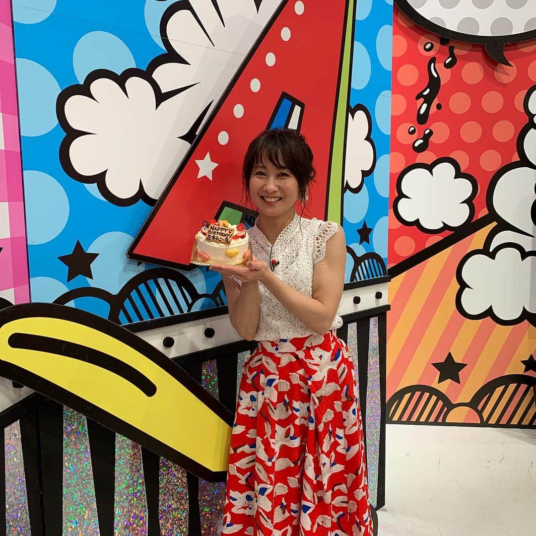糸数美樹さんのインスタグラム写真 - (糸数美樹Instagram)「🎂😭🎂🥺🎂👏🎂♥️ たんたんたんじょーびー3月31日はみきとにーの誕生日でしたー！たーん♪ #たくさんの皆さんにお祝いしてもらいました #ありがとう #ケーキもちょー可愛い #やばし #しかもまさかのサプライズまで #みんなありがとう大好きしぬ #卒業お疲れ様&誕生日おめでとうTシャツまで作ってくれて #そら最後の写真ふーじーなるわな #もちろんビックリからの号泣からの酔っ払い笑 #本当に私は幸せモノです #ありがとうございました #34歳自分の幸せに正直に楽しむに真っ直ぐにまだまだ突っ走っていきますよー #またまたこれからもよろしくお願いします #みきとにー #誕生日 #早生まれ #昭和60年生まれだよ #来月から令和だけど令和のみきとにーもよろしくね #↑ごめんただ言いたかっただけ #なんにも変わらないはずだけど笑」4月2日 20時51分 - mikitney0331