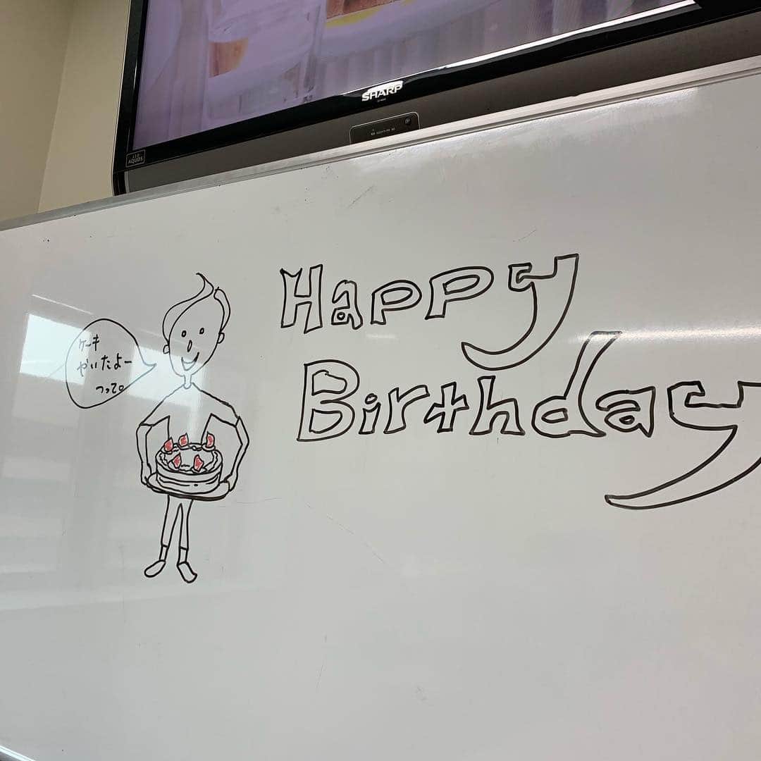 糸数美樹さんのインスタグラム写真 - (糸数美樹Instagram)「🎂😭🎂🥺🎂👏🎂♥️ たんたんたんじょーびー3月31日はみきとにーの誕生日でしたー！たーん♪ #たくさんの皆さんにお祝いしてもらいました #ありがとう #ケーキもちょー可愛い #やばし #しかもまさかのサプライズまで #みんなありがとう大好きしぬ #卒業お疲れ様&誕生日おめでとうTシャツまで作ってくれて #そら最後の写真ふーじーなるわな #もちろんビックリからの号泣からの酔っ払い笑 #本当に私は幸せモノです #ありがとうございました #34歳自分の幸せに正直に楽しむに真っ直ぐにまだまだ突っ走っていきますよー #またまたこれからもよろしくお願いします #みきとにー #誕生日 #早生まれ #昭和60年生まれだよ #来月から令和だけど令和のみきとにーもよろしくね #↑ごめんただ言いたかっただけ #なんにも変わらないはずだけど笑」4月2日 20時51分 - mikitney0331