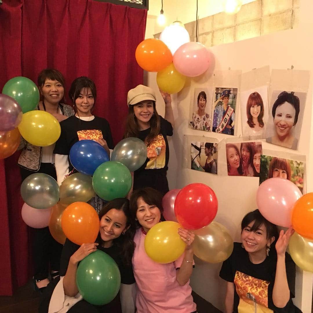糸数美樹さんのインスタグラム写真 - (糸数美樹Instagram)「🎂😭🎂🥺🎂👏🎂♥️ たんたんたんじょーびー3月31日はみきとにーの誕生日でしたー！たーん♪ #たくさんの皆さんにお祝いしてもらいました #ありがとう #ケーキもちょー可愛い #やばし #しかもまさかのサプライズまで #みんなありがとう大好きしぬ #卒業お疲れ様&誕生日おめでとうTシャツまで作ってくれて #そら最後の写真ふーじーなるわな #もちろんビックリからの号泣からの酔っ払い笑 #本当に私は幸せモノです #ありがとうございました #34歳自分の幸せに正直に楽しむに真っ直ぐにまだまだ突っ走っていきますよー #またまたこれからもよろしくお願いします #みきとにー #誕生日 #早生まれ #昭和60年生まれだよ #来月から令和だけど令和のみきとにーもよろしくね #↑ごめんただ言いたかっただけ #なんにも変わらないはずだけど笑」4月2日 20時51分 - mikitney0331