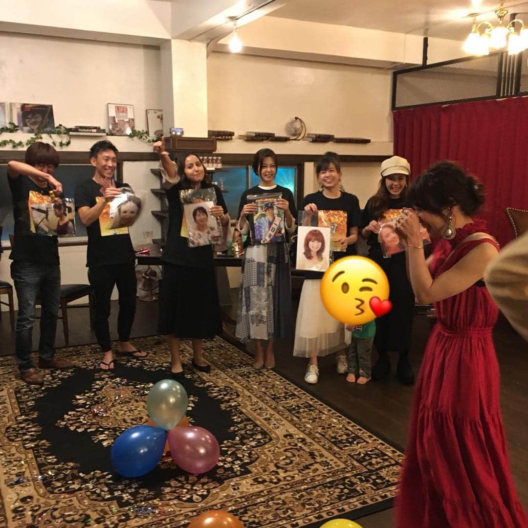 糸数美樹さんのインスタグラム写真 - (糸数美樹Instagram)「🎂😭🎂🥺🎂👏🎂♥️ たんたんたんじょーびー3月31日はみきとにーの誕生日でしたー！たーん♪ #たくさんの皆さんにお祝いしてもらいました #ありがとう #ケーキもちょー可愛い #やばし #しかもまさかのサプライズまで #みんなありがとう大好きしぬ #卒業お疲れ様&誕生日おめでとうTシャツまで作ってくれて #そら最後の写真ふーじーなるわな #もちろんビックリからの号泣からの酔っ払い笑 #本当に私は幸せモノです #ありがとうございました #34歳自分の幸せに正直に楽しむに真っ直ぐにまだまだ突っ走っていきますよー #またまたこれからもよろしくお願いします #みきとにー #誕生日 #早生まれ #昭和60年生まれだよ #来月から令和だけど令和のみきとにーもよろしくね #↑ごめんただ言いたかっただけ #なんにも変わらないはずだけど笑」4月2日 20時51分 - mikitney0331