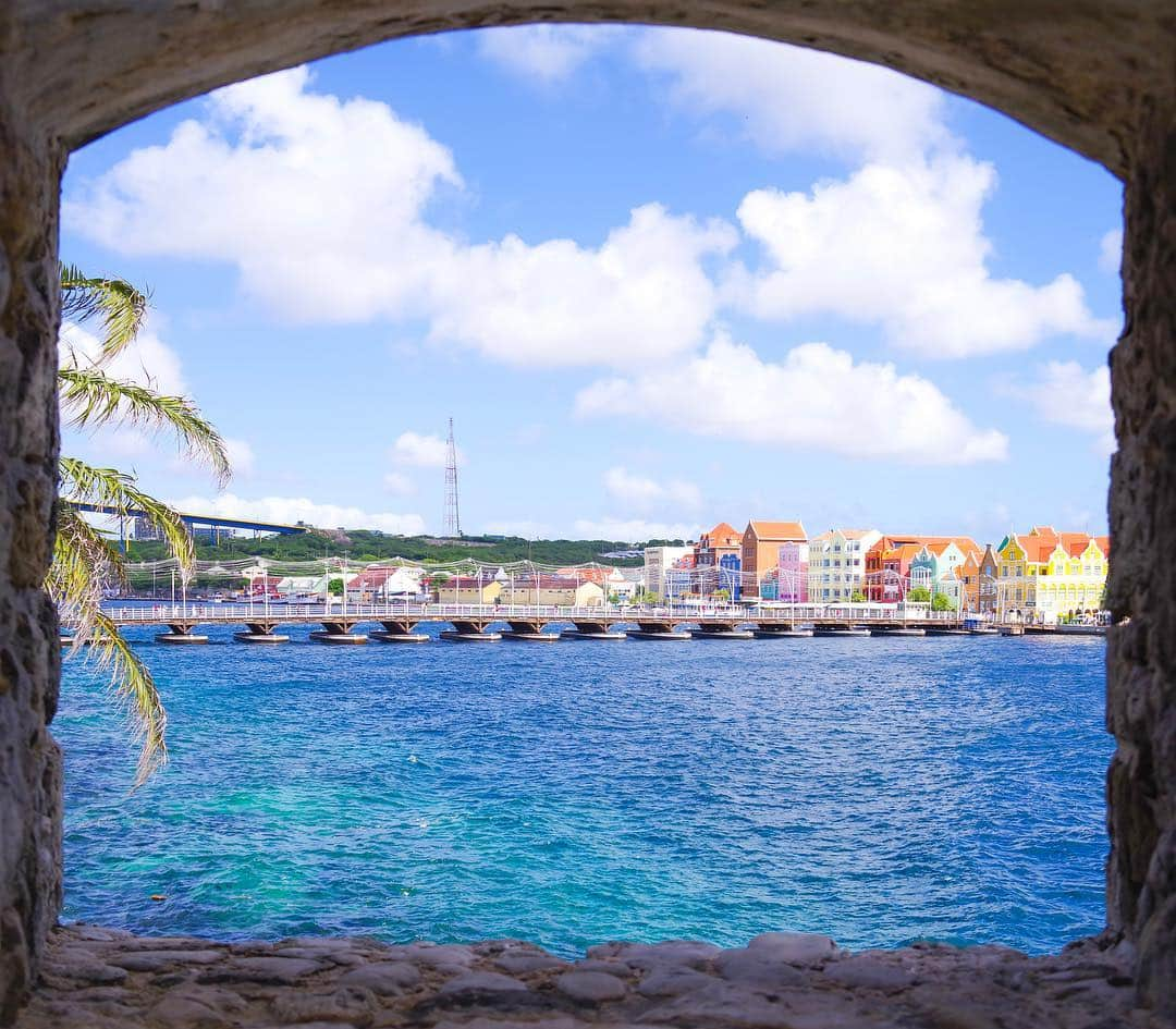 田島知華さんのインスタグラム写真 - (田島知華Instagram)「【Curaçao🇨🇼Willemstad】 カリブ海に浮かぶキュラソー島。 綺麗な海を眺めながらのんびりと過ごせるリゾート地ですが、 首都のウィレムスタットの風景はまるでテーマパークのよう。可愛くてカラフルな建物が並んでいます♡ あまり知られていない小さな島ですが、 以前に投稿したアルバ島やセント・マーチン島とともに オランダ王国を構成する一国です。 Copyright ©︎ TAJIHARU  PENTAX K-1 MarkⅡ HD PENTAX-D FA 28-105mmF3.5-5.6ED DC WR _ #たじはるトリップ #TAJIHARU_curacao #キュラソー #オランダ #女子旅 #旅ガール #カメラ女子 #トラベルフォトライター #田島知華 #たじはる #curaçao #curacao #willemstad #otrobanda #carribbean #carribbeansea #carribbeanisland #netherlands #holland #tophollandphoto #igersholland #femmetravel #beautifulmatters #wonderful_places #beautifuldestinations #beautifulplace #earthpix #discoverglobe #discoverearth」4月2日 20時51分 - haruka_tajima