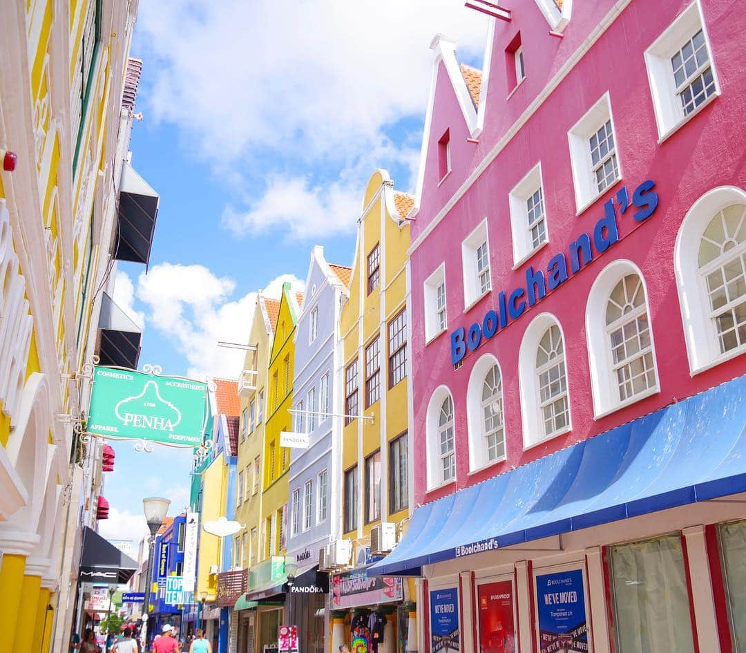 田島知華さんのインスタグラム写真 - (田島知華Instagram)「【Curaçao🇨🇼Willemstad】 カリブ海に浮かぶキュラソー島。 綺麗な海を眺めながらのんびりと過ごせるリゾート地ですが、 首都のウィレムスタットの風景はまるでテーマパークのよう。可愛くてカラフルな建物が並んでいます♡ あまり知られていない小さな島ですが、 以前に投稿したアルバ島やセント・マーチン島とともに オランダ王国を構成する一国です。 Copyright ©︎ TAJIHARU  PENTAX K-1 MarkⅡ HD PENTAX-D FA 28-105mmF3.5-5.6ED DC WR _ #たじはるトリップ #TAJIHARU_curacao #キュラソー #オランダ #女子旅 #旅ガール #カメラ女子 #トラベルフォトライター #田島知華 #たじはる #curaçao #curacao #willemstad #otrobanda #carribbean #carribbeansea #carribbeanisland #netherlands #holland #tophollandphoto #igersholland #femmetravel #beautifulmatters #wonderful_places #beautifuldestinations #beautifulplace #earthpix #discoverglobe #discoverearth」4月2日 20時51分 - haruka_tajima