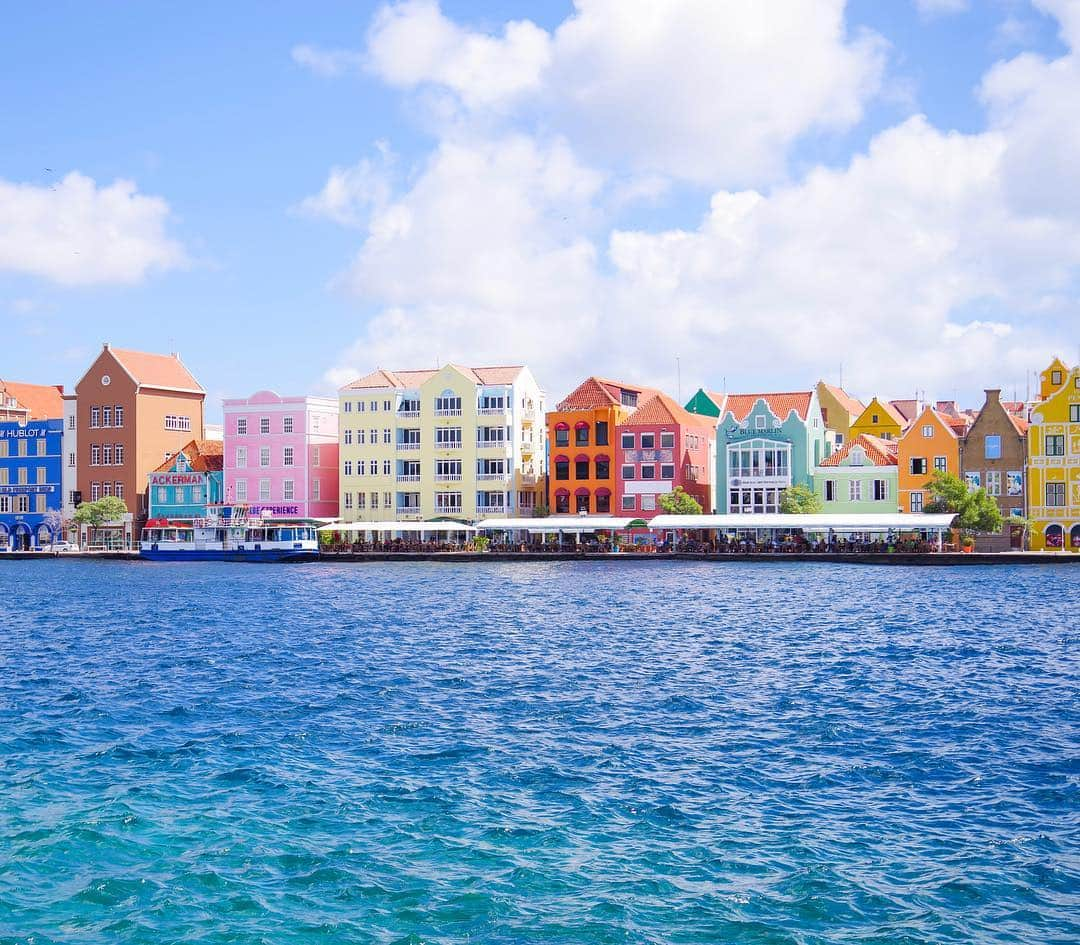 田島知華さんのインスタグラム写真 - (田島知華Instagram)「【Curaçao🇨🇼Willemstad】 カリブ海に浮かぶキュラソー島。 綺麗な海を眺めながらのんびりと過ごせるリゾート地ですが、 首都のウィレムスタットの風景はまるでテーマパークのよう。可愛くてカラフルな建物が並んでいます♡ あまり知られていない小さな島ですが、 以前に投稿したアルバ島やセント・マーチン島とともに オランダ王国を構成する一国です。 Copyright ©︎ TAJIHARU  PENTAX K-1 MarkⅡ HD PENTAX-D FA 28-105mmF3.5-5.6ED DC WR _ #たじはるトリップ #TAJIHARU_curacao #キュラソー #オランダ #女子旅 #旅ガール #カメラ女子 #トラベルフォトライター #田島知華 #たじはる #curaçao #curacao #willemstad #otrobanda #carribbean #carribbeansea #carribbeanisland #netherlands #holland #tophollandphoto #igersholland #femmetravel #beautifulmatters #wonderful_places #beautifuldestinations #beautifulplace #earthpix #discoverglobe #discoverearth」4月2日 20時51分 - haruka_tajima