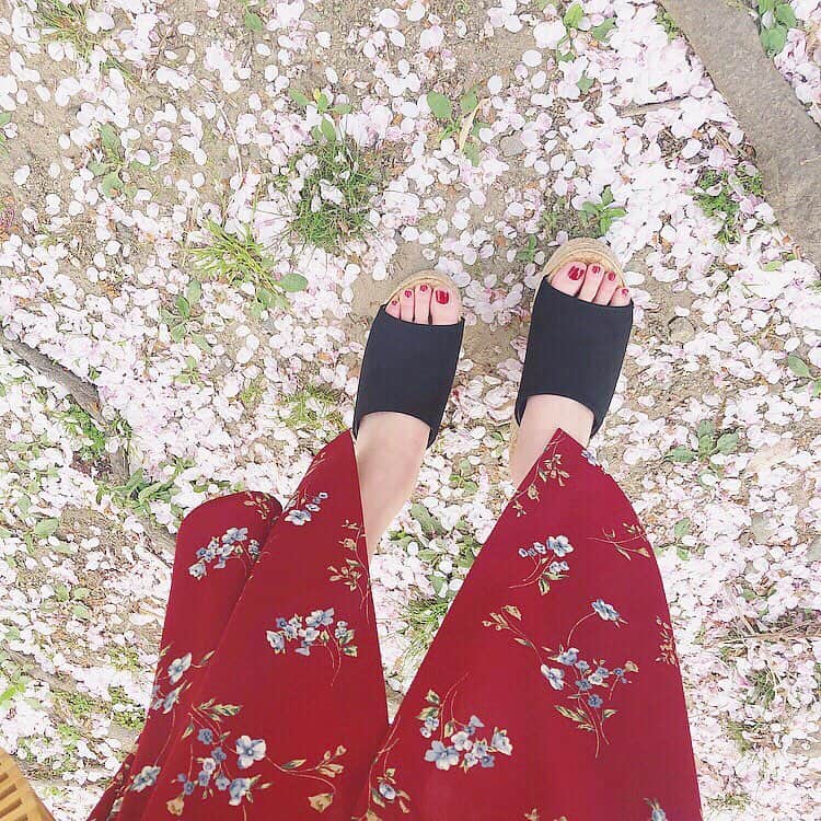 Maiさんのインスタグラム写真 - (MaiInstagram)「・ 「いつも無難な色を選んでしまうのですが、春らしい色でオススメの色があれば教えて下さい！」とDM頂いたのでブログに返事書きました✍️💫 #花柄ワンピ」4月2日 21時01分 - maimaimai1016