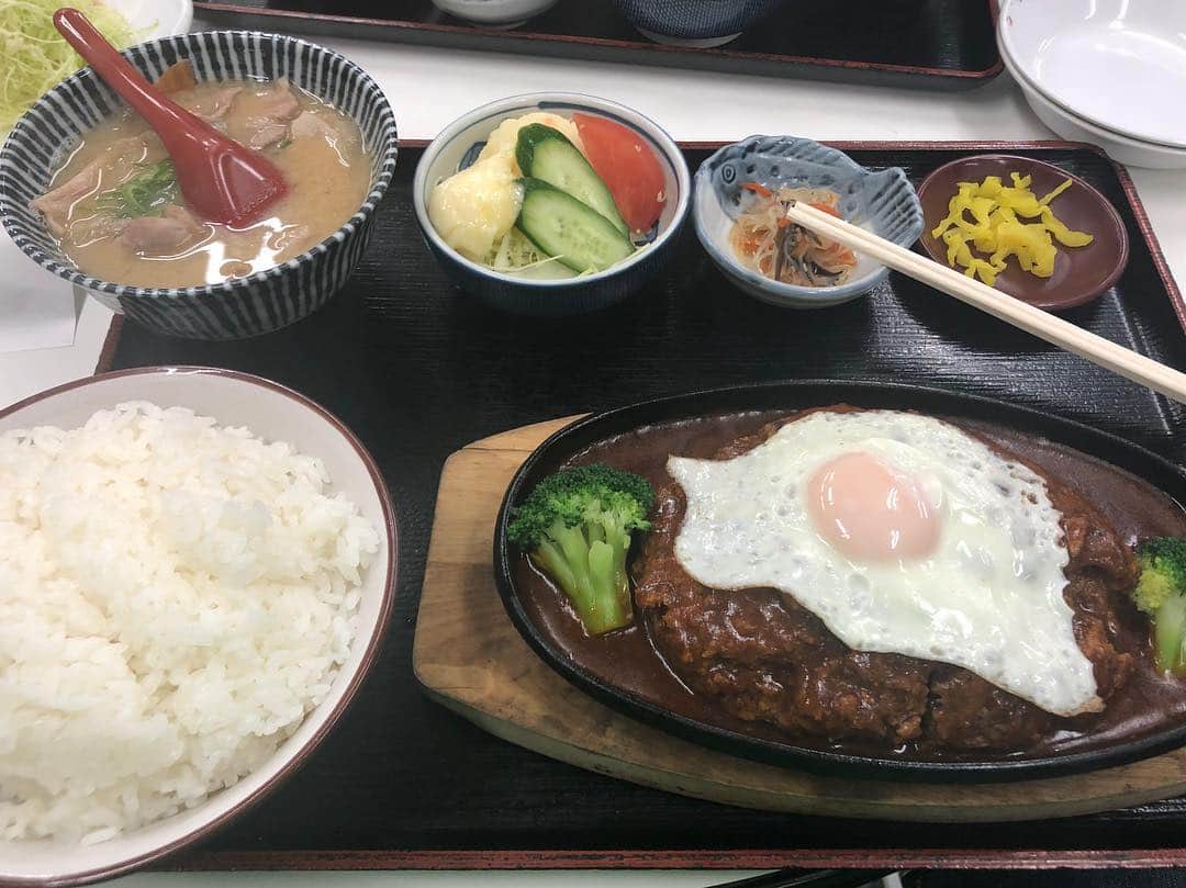 カバのインスタグラム：「‪ガリさんがダイエットに成功したツイートを見ながら、450gのメガハンバーグと500gの米を食べてる僕は一生痩せない、、、あぁ辛い、、、ハンバーグ、、、美味しかった、、、‬ . #美味しかった」