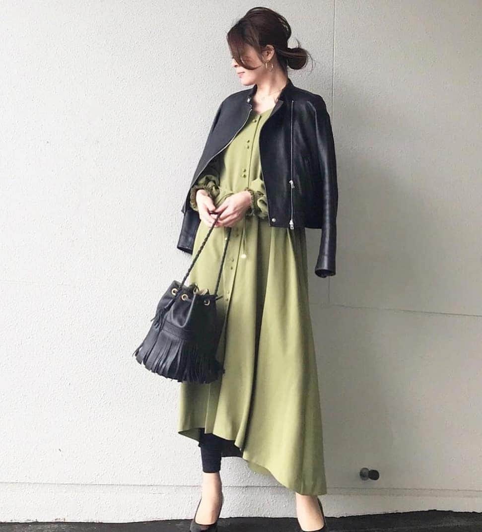MINEさんのインスタグラム写真 - (MINEInstagram)「#mineカジュアルコーデ ふわっとした女性らしいシルエットのワンピースに革ジャンが映える💖 . アイテムの詳細は @nakkoo555 さんのインスタをチェック👀👈 . あなたもMINEデビュー💫プチプラコーデを大募集✨ #mineプチプラ部 と #1万円コーデ をつけてぜひ投稿してください❗️❗️ 投稿いただいたコーデはInstagramとMINE記事で紹介させていただきます！ . #mineby3m #mineプチプラ部 #きょコ #instafashion  #coordinate #大人カジュアル  #ootd #ワンピース #プチプラコーデ  #シンプルコーデ #プチプラ #Aラインワンピース #革ジャン #巾着バッグ #今日のコーデ #今日の服 #春コーデ #大人コーデ #お花見コーデmine」4月2日 20時55分 - mineby3m