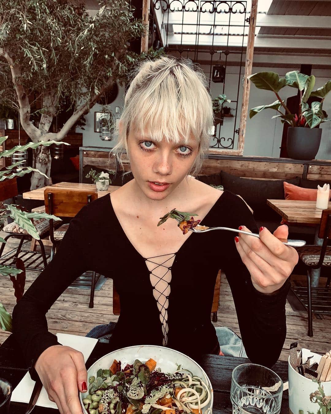 マリヤン・ジョンクマンのインスタグラム：「Eat your salad biatchhhhhh 💅🏻🎀」