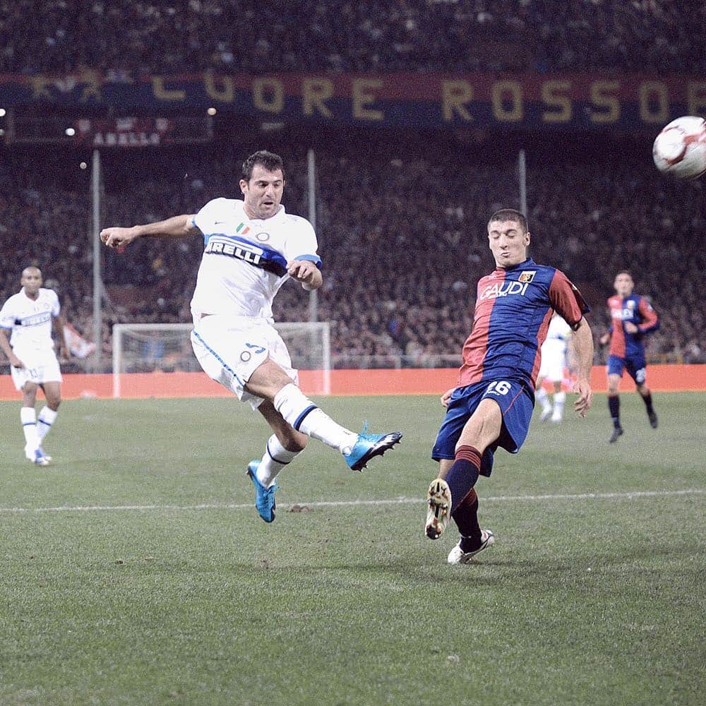 インテルナツィオナーレ・ミラノさんのインスタグラム写真 - (インテルナツィオナーレ・ミラノInstagram)「A CLASSIC #GENOAINTER THROWBACK 👟⚽️🚀 In 2009, @dejanstankovic scored an amazing goal from the middle of the park. How many likes does he get? #Inter #ForzaInter #Stankovic #SerieA #Throwback #Goal #Football」4月2日 20時56分 - inter