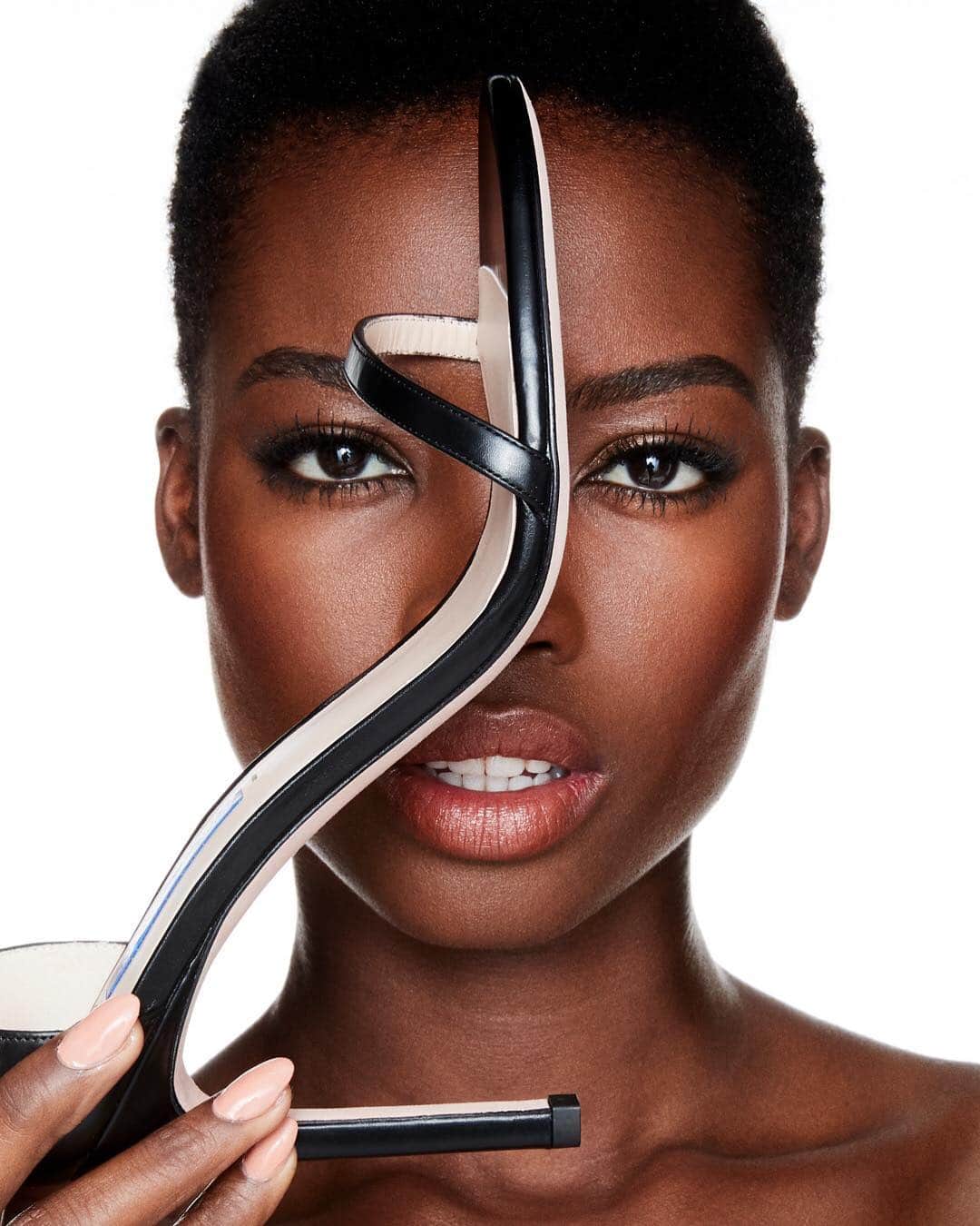 のインスタグラム：「Give your look extra definition with our signature streamlined stilettos. #NUDISTSONG #StuartWeitzman #SWPalette」
