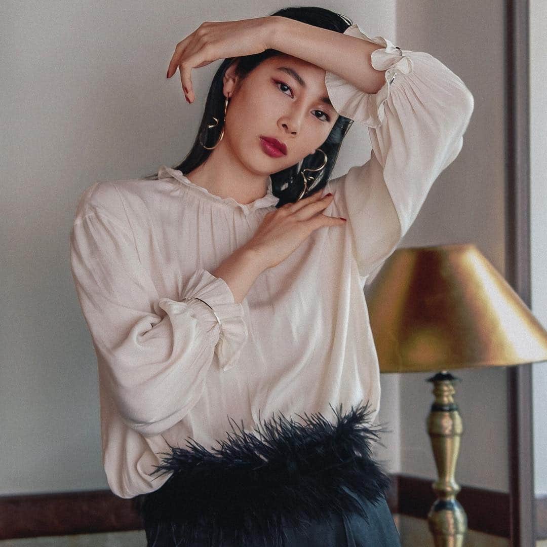 のインスタグラム：「明日から展示会です🏮🥰🏮🥰 【And Curtain Call】 2019-20AW collection "Old China"  下記の日時でデザイナー酒井景都が接客致します。別のお時間希望の方は直接、酒井にご連絡ください。  for friends  4/3(wed).4/4(thu).4/5(fri) 17:00-19:30(close20:00)  皆様のお越しをお待ちしております。 （株）ルック 〒153-8638 東京都 目黒区中目黒2-7-7 2階 ショールーム」