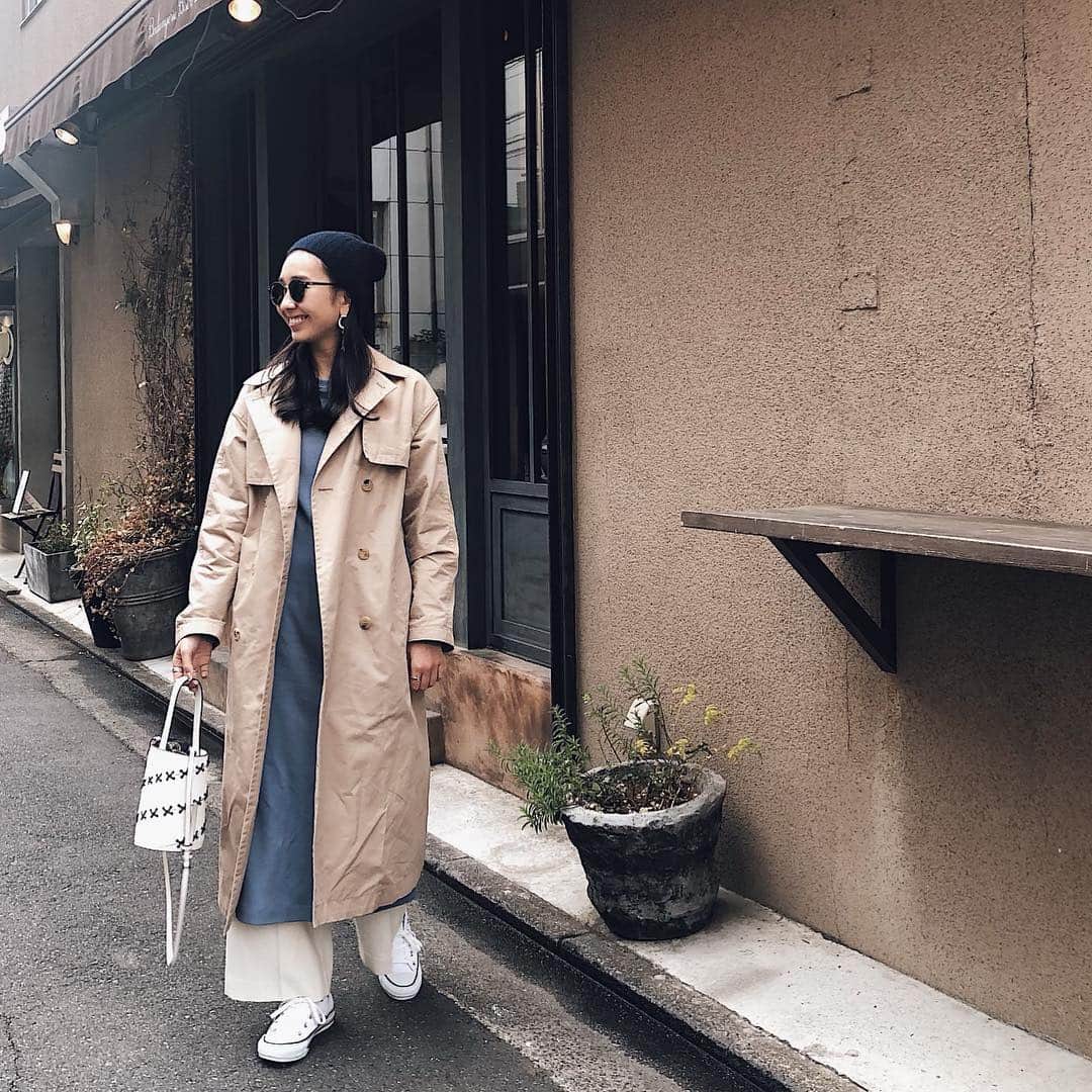 のインスタグラム：「やっぱり夜はまだ肌寒いからトレンチコートが手放せないですね🤣 . . . . . #trenchcoat / @mackintoshofficial  #dress / @cosstores  #pants / @plst_official  #shoes / @converse_jp  #bag / @charleskeith_jp  #beanie / @ronhermanstore . ☻ . . . . . #outfit#coordinate#ootd#charlesandkeith#cos#plst#ronherman#mackintosh#mackintoshlondon #rayban#マッキントッシュロンドン#マッキントッシュ#コス#プラステ#コンバース#チャールズアンドキース#ロンハーマン#ニット帽」