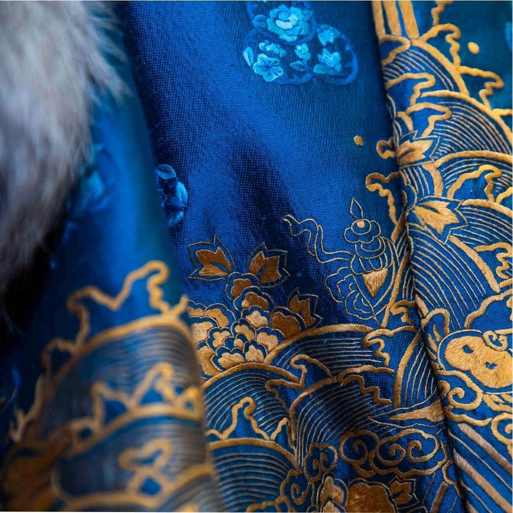 シャンハイタンさんのインスタグラム写真 - (シャンハイタンInstagram)「Handcrafted from duchesse silk in a regal shade of vivid blue, this winning piece is adorned with blue and gold embroidery. Skirting the hem is delicate gold-tone embroidery of peonies—a symbol of good luck and prosperity—and tumbling waves, which represent longevity and ceaseless tides of fortune.  The Imperial Tailoring Exhibition Shanghai Tang Mansion, 1 Duddell Street, Central, Hong Kong 22 March - 15 April 2019 #ShanghaiTang #滩海上 #SHT #ImperialTailoring」4月2日 20時57分 - shanghaitang