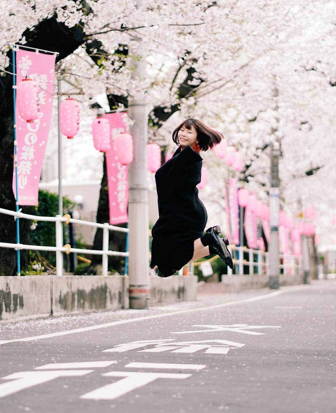 kenta_soyoungさんのインスタグラム写真 - (kenta_soyoungInstagram)「Jump out and be careful! . . . . #なんでもないただの道が好き ←はじめてのタグつけ！ #本日撮れたて . . . #駒込 は美しい桜の国でした🌸 #駒込はいいぞ . . . model: @miki_shirahase」4月2日 20時57分 - kenta_soyoung