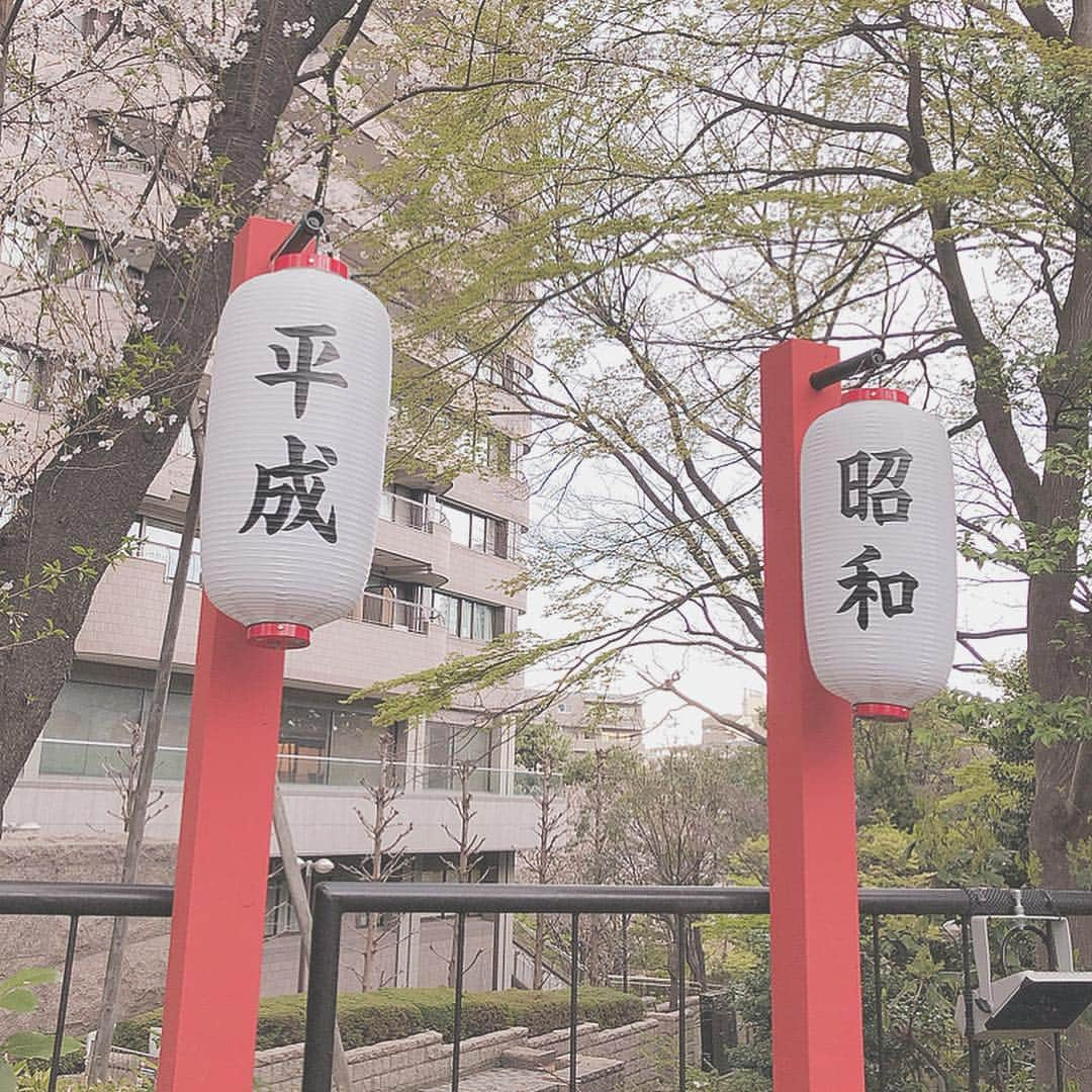 菊地亜美さんのインスタグラム写真 - (菊地亜美Instagram)「・ 🌸🏮令和🏮🌸 桜も綺麗だったし、お散歩しながら記念に撮れて良かった✨ ・ 🌸色のワンピは @micoameriofficial ☺︎ 他もタグ付けしてまーす🏷 追記:足なんか細長く写ったけど、たまたまの写りなだけです。。笑 白いのは本当です。笑 #🌸 #令和 #御殿山さくらまつり #ootd #coodinate #micoameri #ミコアメリ」4月2日 20時59分 - amikikuchi0905