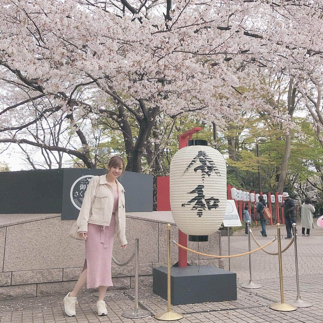 菊地亜美さんのインスタグラム写真 - (菊地亜美Instagram)「・ 🌸🏮令和🏮🌸 桜も綺麗だったし、お散歩しながら記念に撮れて良かった✨ ・ 🌸色のワンピは @micoameriofficial ☺︎ 他もタグ付けしてまーす🏷 追記:足なんか細長く写ったけど、たまたまの写りなだけです。。笑 白いのは本当です。笑 #🌸 #令和 #御殿山さくらまつり #ootd #coodinate #micoameri #ミコアメリ」4月2日 20時59分 - amikikuchi0905