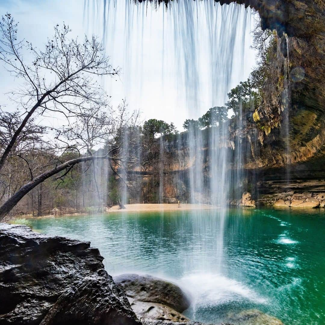 ルフトハンザさんのインスタグラム写真 - (ルフトハンザInstagram)「Water falling down from the rocks above – a moment to cool off. #FindYourAdventure #Lufthansa #Texas #FlyToAustin」4月2日 21時00分 - lufthansa