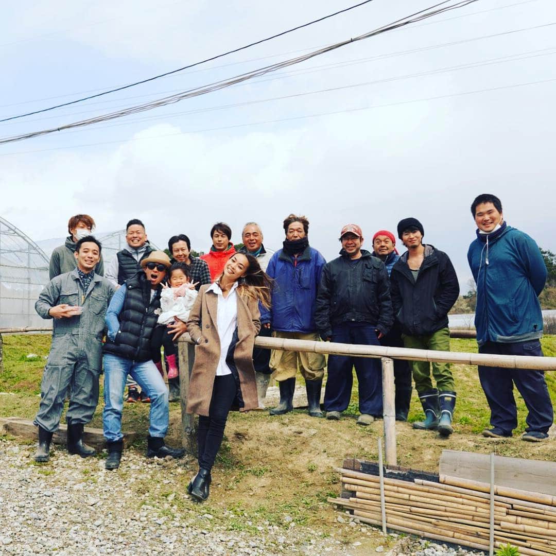 美馬寛子さんのインスタグラム写真 - (美馬寛子Instagram)「いつも私をインスパイアしてくれるGiveness International！ 今日、三重にあるGiveness Intaernational の遊士屋が運営してる苺農園 @berry.japan にお邪魔してきましたー🍓  おめでたい紅白の苺のBERRY🍓 バンコクやシンガポールでも大人気だそうで、、、 改めてに日本の苺の素晴らしさを実感！ “ICHIGO” と “strawberry”って本当にちがう😳 私が”苺士さん”って言ったら、みんな笑ってくれたけど、、、遊士屋苺農園の方々の笑顔をみると、自分の仕事への誇りや、人生の意義とか、、、苺、一粒一粒への愛情やそれを日本、世界に届ける思いとか、、、すごく伝わってきました‼︎ 彼らが、「大人がここまでピュアな笑顔できるんだ」って気づかせてくれました！2019 @missuniversejapan のセミファイナリスト達も、苺士さんみたいな、意義を持った人生送って欲しいな😊🍓 * * #いちご #いちごがり🍓 #strawberry #三重 #spring」4月2日 21時11分 - hirokomima