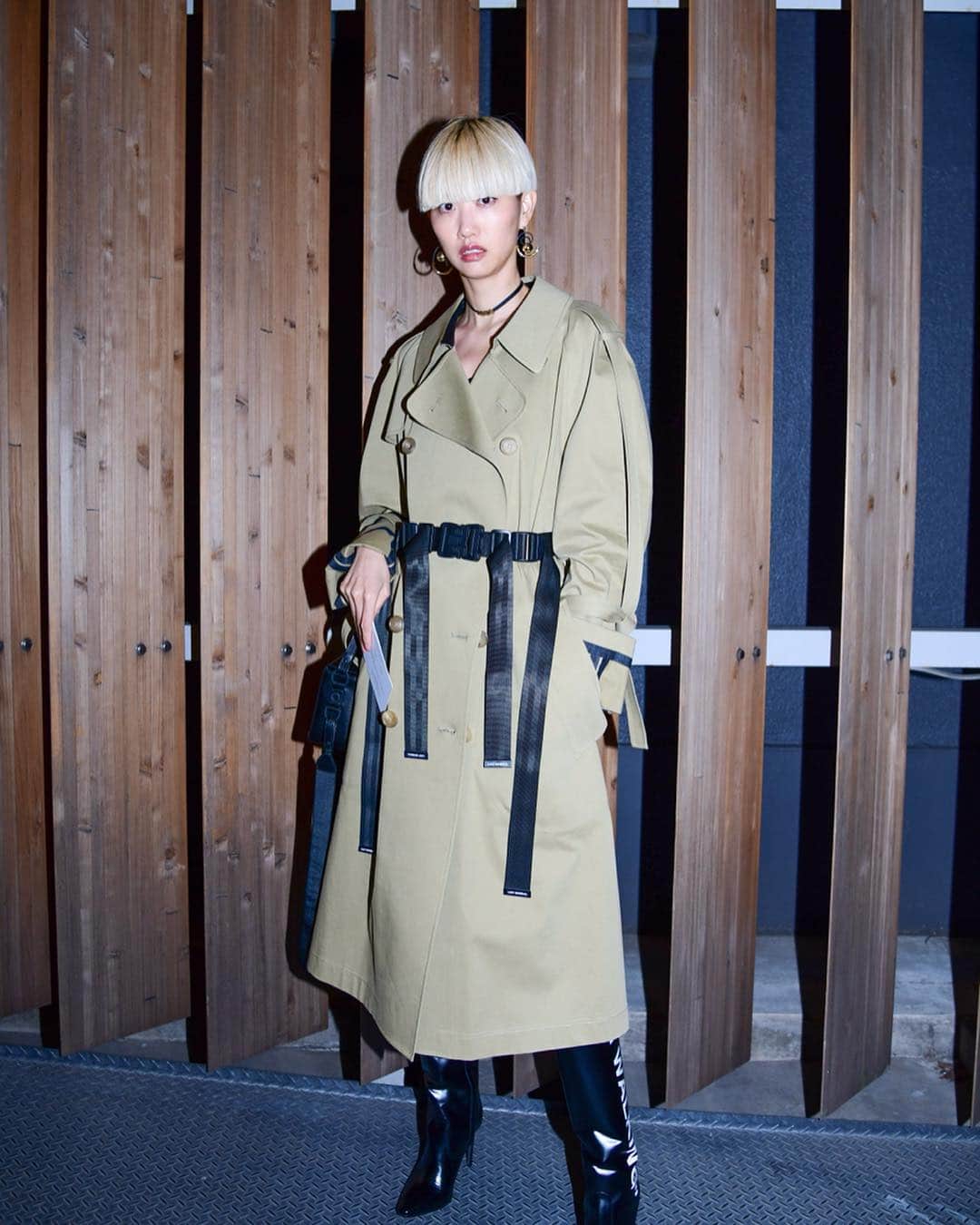 WWDジャパンさんのインスタグラム写真 - (WWDジャパンInstagram)「【スナップ】「ハイク」のショー来場者をスナップ！　ベーシックウエアを自分流に着こなす大人たち﻿ ﻿ 「ハイク（HYKE）」は、「アマゾン ファッション ウィーク東京（Amazon Fashion Week TOKYO）」期間中の3月21日、2019-20年秋冬コレクションのランウエイショーを東京・天王洲の寺田倉庫で行った。ショー来場者の多くがベージュのトレンチコートなど、ベーシックな装い。しかし、コートの外からベルトをしてシルエットに変化を付けたり、「メゾン マルジェラ（MAISON MARGIELA）」の足袋ブーツなど、一風変わった小物でアクセントを付けたりと、各々独自のアレンジを加えていたのが印象的だ。﻿ ﻿ スナップ全18枚はストーリーまたはプロフィールのリンクから🔗﻿ ﻿ #WWDsnap ←過去のスナップはこちらからチェック﻿ ﻿ PHOTOS : KENTA IRIGUCHI﻿ ﻿ #HYKE #ハイク #TokyoStyle #TokyoStreetStyle」4月2日 21時10分 - wwd_jp