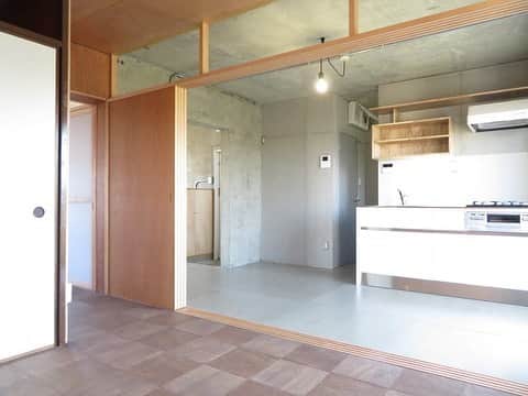 グッドルームさんのインスタグラム写真 - (グッドルームInstagram)「こちらの物件は実際に住めるお部屋です。詳細はストーリー、ハイライトにて！⠀⁣⁣⁣⁣⁣⁣⁣⁣⁣⠀ ・⠀⁣⁣⁣⁣⁣⁣⁣⁣⁣⠀ ▼街で目をひくクールなふたり ⠀ 右と左で雰囲気がガラッと変わるユニークリノベーション。これはまさに…半分マン！ ・ ⁣⁣⁣⁣⁣⁣⁣⁣⁣⠀ 大阪 #泉ヶ丘 4LDK 91.68㎡⁣⠀ ・⁣⁣⁣⁣⁣⁣⁣⁣⁣⠀ こだわりのお部屋探しは、@goodroom_jp から URLをチェック！⁣⁣⁣⁣⁣⁣⁣⁣⁣⠀ ・⁣⁣⁣⁣⁣⁣⁣⁣⁣⠀ #goodroom#interiordesign#decoration#myhome⠀ #homedesign#interiordecor #urbanlife #apartment #osaka#住まい #シェルフ #デザイナーズ #リノベーション #インテリア大好き #インテリア#シンプルな暮らし #シンプルライフ #断捨離 #日々の暮らし#二人暮らし部屋#二人暮らし#シンプルインテリア#暮らしを整える #持たない暮らし#コンクリート打放し#インダストリアル #ミニマリスト #賃貸インテリア #整理整頓」4月2日 21時10分 - goodroom_jp