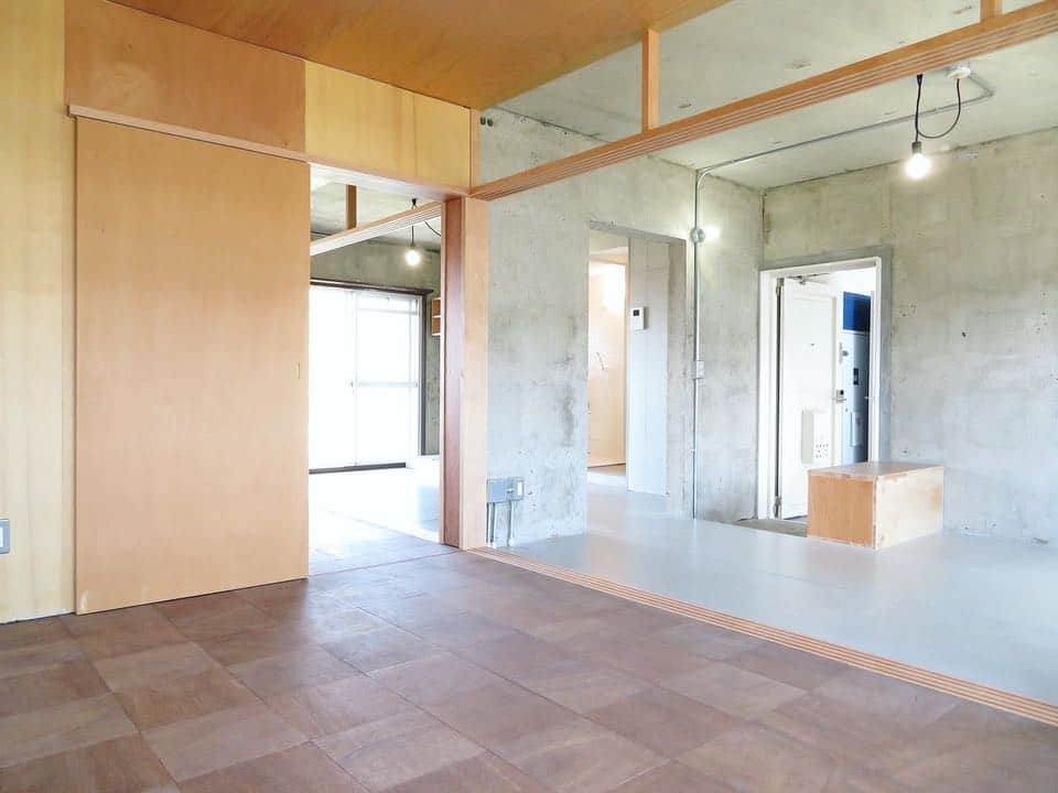 グッドルームさんのインスタグラム写真 - (グッドルームInstagram)「こちらの物件は実際に住めるお部屋です。詳細はストーリー、ハイライトにて！⠀⁣⁣⁣⁣⁣⁣⁣⁣⁣⠀ ・⠀⁣⁣⁣⁣⁣⁣⁣⁣⁣⠀ ▼街で目をひくクールなふたり ⠀ 右と左で雰囲気がガラッと変わるユニークリノベーション。これはまさに…半分マン！ ・ ⁣⁣⁣⁣⁣⁣⁣⁣⁣⠀ 大阪 #泉ヶ丘 4LDK 91.68㎡⁣⠀ ・⁣⁣⁣⁣⁣⁣⁣⁣⁣⠀ こだわりのお部屋探しは、@goodroom_jp から URLをチェック！⁣⁣⁣⁣⁣⁣⁣⁣⁣⠀ ・⁣⁣⁣⁣⁣⁣⁣⁣⁣⠀ #goodroom#interiordesign#decoration#myhome⠀ #homedesign#interiordecor #urbanlife #apartment #osaka#住まい #シェルフ #デザイナーズ #リノベーション #インテリア大好き #インテリア#シンプルな暮らし #シンプルライフ #断捨離 #日々の暮らし#二人暮らし部屋#二人暮らし#シンプルインテリア#暮らしを整える #持たない暮らし#コンクリート打放し#インダストリアル #ミニマリスト #賃貸インテリア #整理整頓」4月2日 21時10分 - goodroom_jp