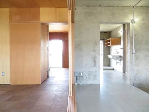 グッドルームさんのインスタグラム写真 - (グッドルームInstagram)「こちらの物件は実際に住めるお部屋です。詳細はストーリー、ハイライトにて！⠀⁣⁣⁣⁣⁣⁣⁣⁣⁣⠀ ・⠀⁣⁣⁣⁣⁣⁣⁣⁣⁣⠀ ▼街で目をひくクールなふたり ⠀ 右と左で雰囲気がガラッと変わるユニークリノベーション。これはまさに…半分マン！ ・ ⁣⁣⁣⁣⁣⁣⁣⁣⁣⠀ 大阪 #泉ヶ丘 4LDK 91.68㎡⁣⠀ ・⁣⁣⁣⁣⁣⁣⁣⁣⁣⠀ こだわりのお部屋探しは、@goodroom_jp から URLをチェック！⁣⁣⁣⁣⁣⁣⁣⁣⁣⠀ ・⁣⁣⁣⁣⁣⁣⁣⁣⁣⠀ #goodroom#interiordesign#decoration#myhome⠀ #homedesign#interiordecor #urbanlife #apartment #osaka#住まい #シェルフ #デザイナーズ #リノベーション #インテリア大好き #インテリア#シンプルな暮らし #シンプルライフ #断捨離 #日々の暮らし#二人暮らし部屋#二人暮らし#シンプルインテリア#暮らしを整える #持たない暮らし#コンクリート打放し#インダストリアル #ミニマリスト #賃貸インテリア #整理整頓」4月2日 21時10分 - goodroom_jp