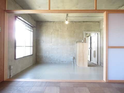 グッドルームさんのインスタグラム写真 - (グッドルームInstagram)「こちらの物件は実際に住めるお部屋です。詳細はストーリー、ハイライトにて！⠀⁣⁣⁣⁣⁣⁣⁣⁣⁣⠀ ・⠀⁣⁣⁣⁣⁣⁣⁣⁣⁣⠀ ▼街で目をひくクールなふたり ⠀ 右と左で雰囲気がガラッと変わるユニークリノベーション。これはまさに…半分マン！ ・ ⁣⁣⁣⁣⁣⁣⁣⁣⁣⠀ 大阪 #泉ヶ丘 4LDK 91.68㎡⁣⠀ ・⁣⁣⁣⁣⁣⁣⁣⁣⁣⠀ こだわりのお部屋探しは、@goodroom_jp から URLをチェック！⁣⁣⁣⁣⁣⁣⁣⁣⁣⠀ ・⁣⁣⁣⁣⁣⁣⁣⁣⁣⠀ #goodroom#interiordesign#decoration#myhome⠀ #homedesign#interiordecor #urbanlife #apartment #osaka#住まい #シェルフ #デザイナーズ #リノベーション #インテリア大好き #インテリア#シンプルな暮らし #シンプルライフ #断捨離 #日々の暮らし#二人暮らし部屋#二人暮らし#シンプルインテリア#暮らしを整える #持たない暮らし#コンクリート打放し#インダストリアル #ミニマリスト #賃貸インテリア #整理整頓」4月2日 21時10分 - goodroom_jp